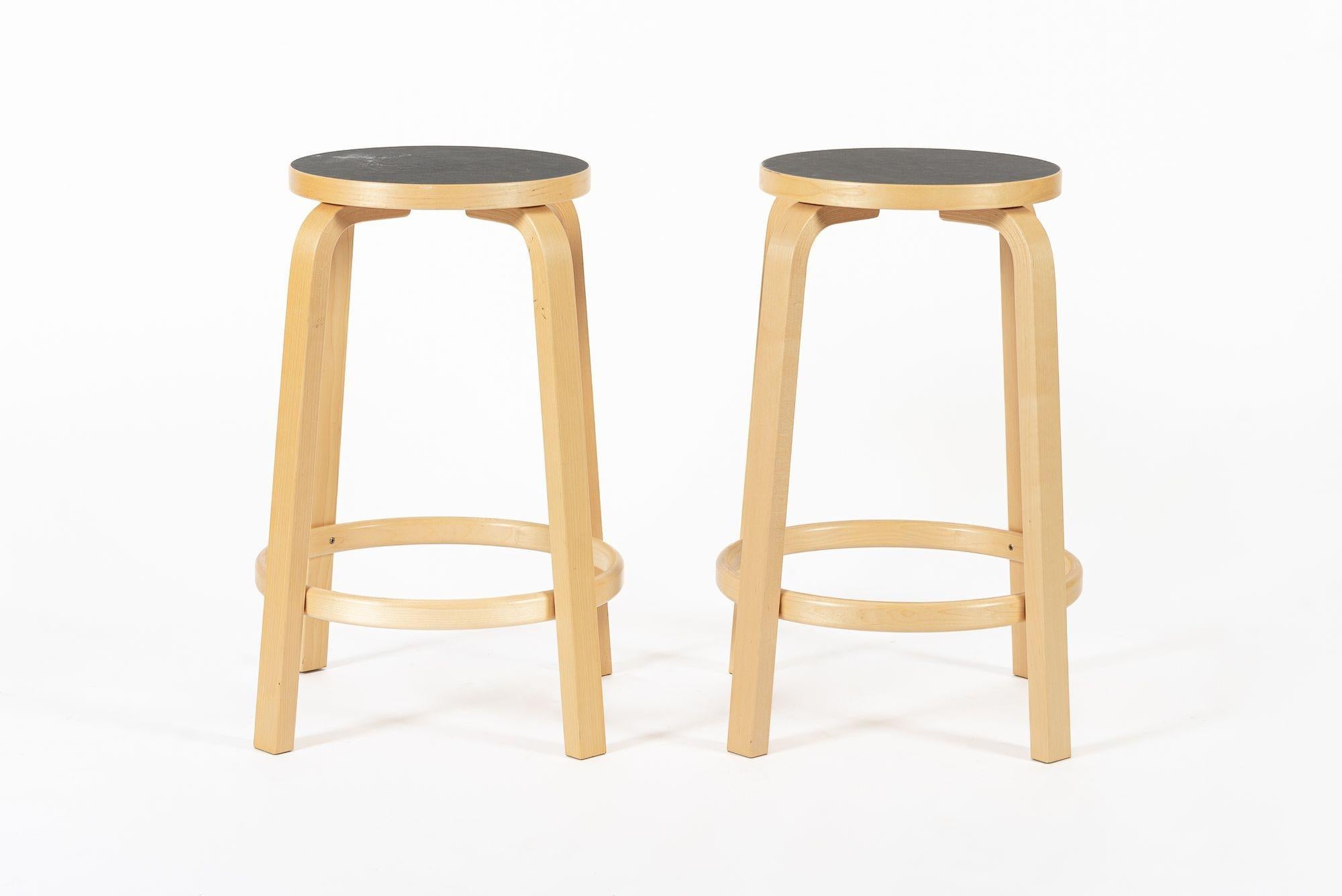 Finnische Hocker aus Birke und Schwarz aus der Mitte des Jahrhunderts 64 von Alvar Aalto für Artek, 2015 im Zustand „Gut“ im Angebot in Detroit, MI