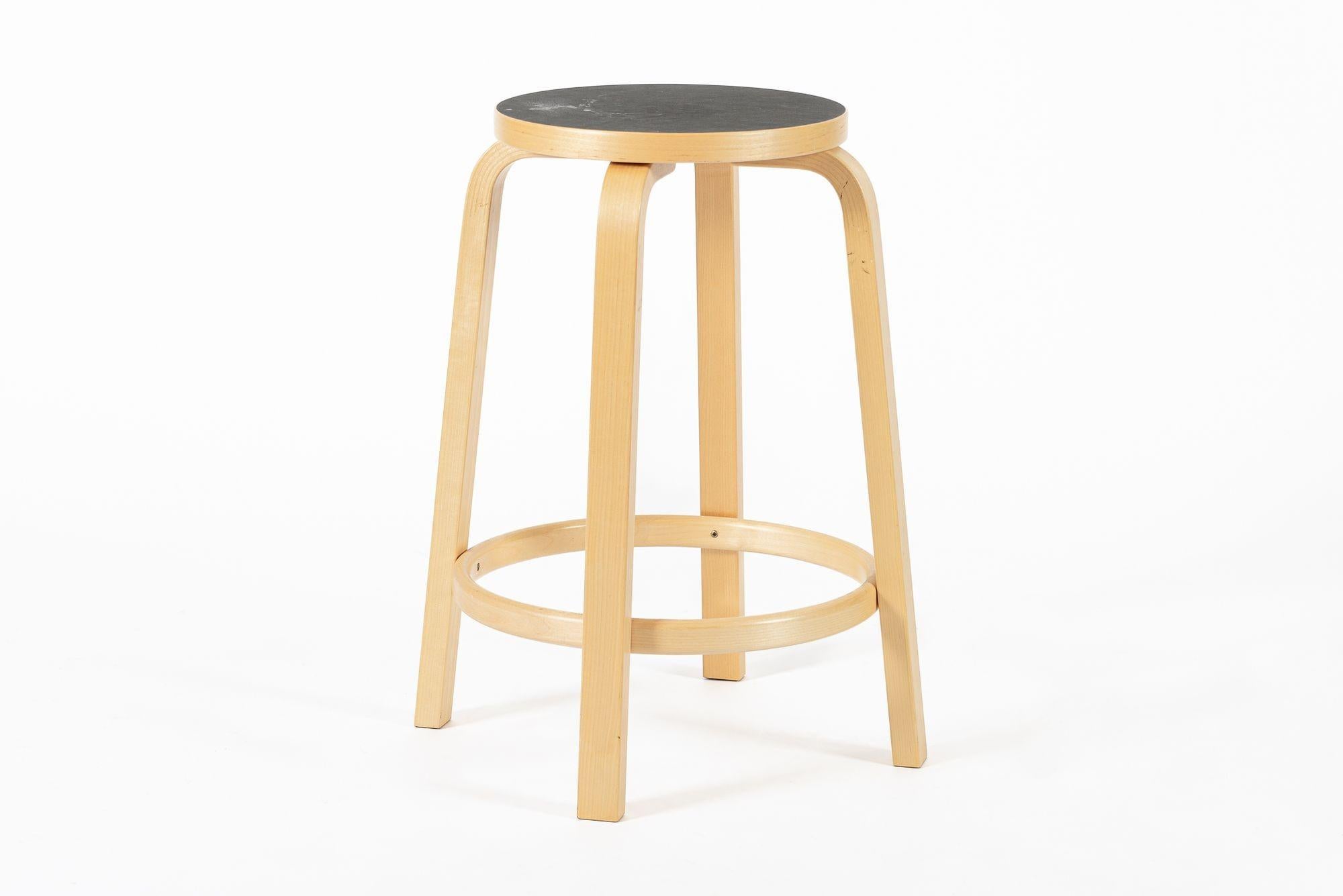 Finnische Hocker aus Birke und Schwarz aus der Mitte des Jahrhunderts 64 von Alvar Aalto für Artek, 2015 (21. Jahrhundert und zeitgenössisch) im Angebot