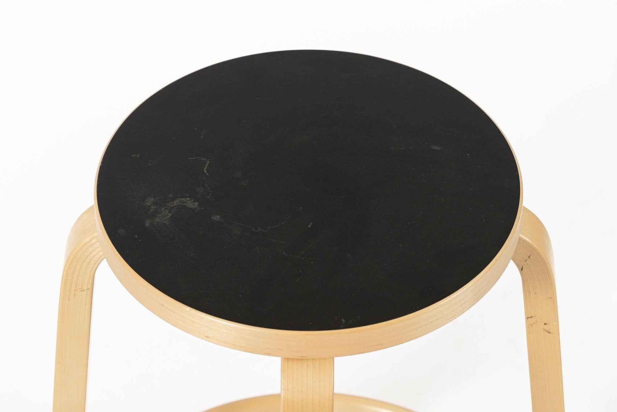 Finnische Hocker aus Birke und Schwarz aus der Mitte des Jahrhunderts 64 von Alvar Aalto für Artek, 2015 (Laminat) im Angebot