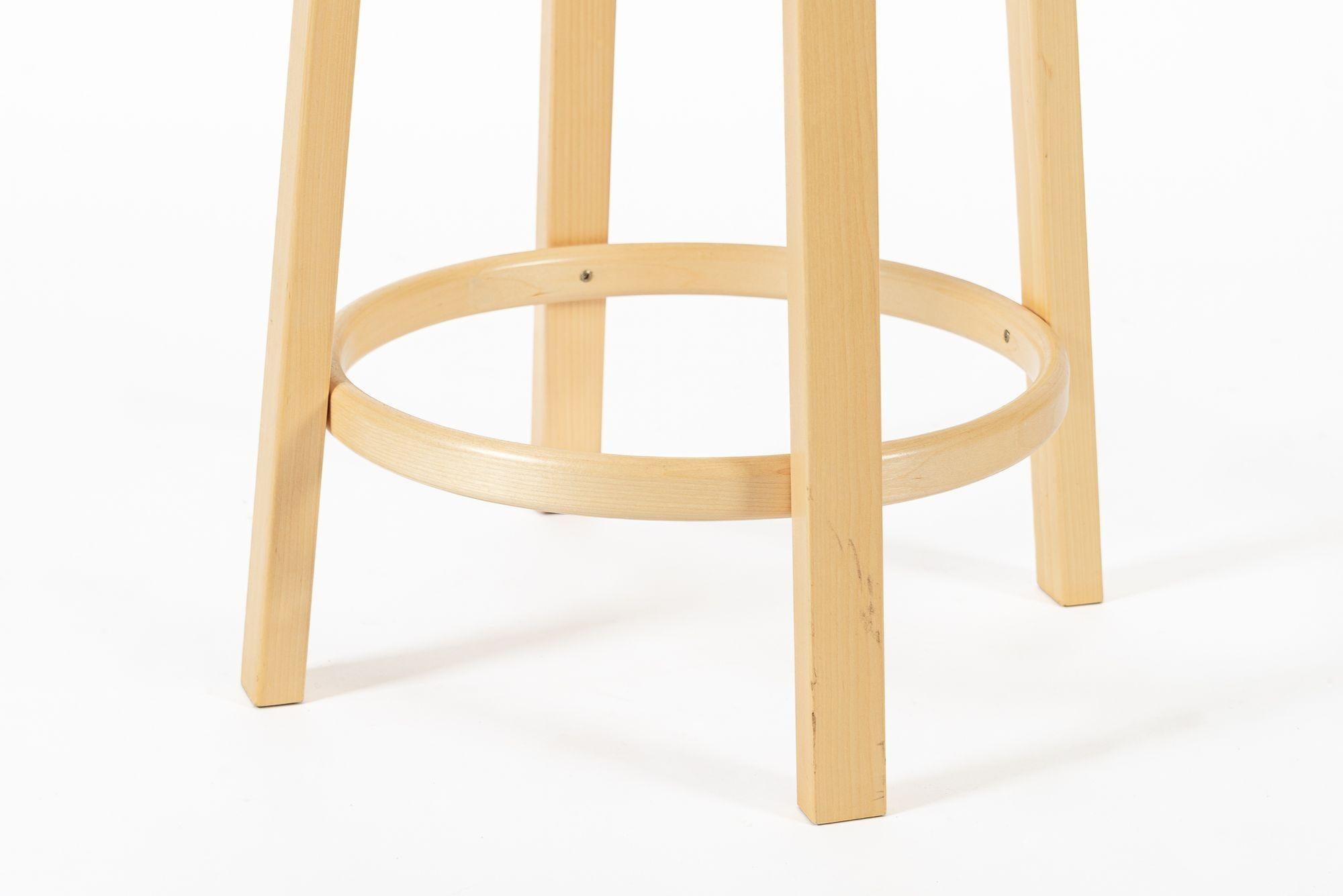 Finnische Hocker aus Birke und Schwarz aus der Mitte des Jahrhunderts 64 von Alvar Aalto für Artek, 2015 im Angebot 2