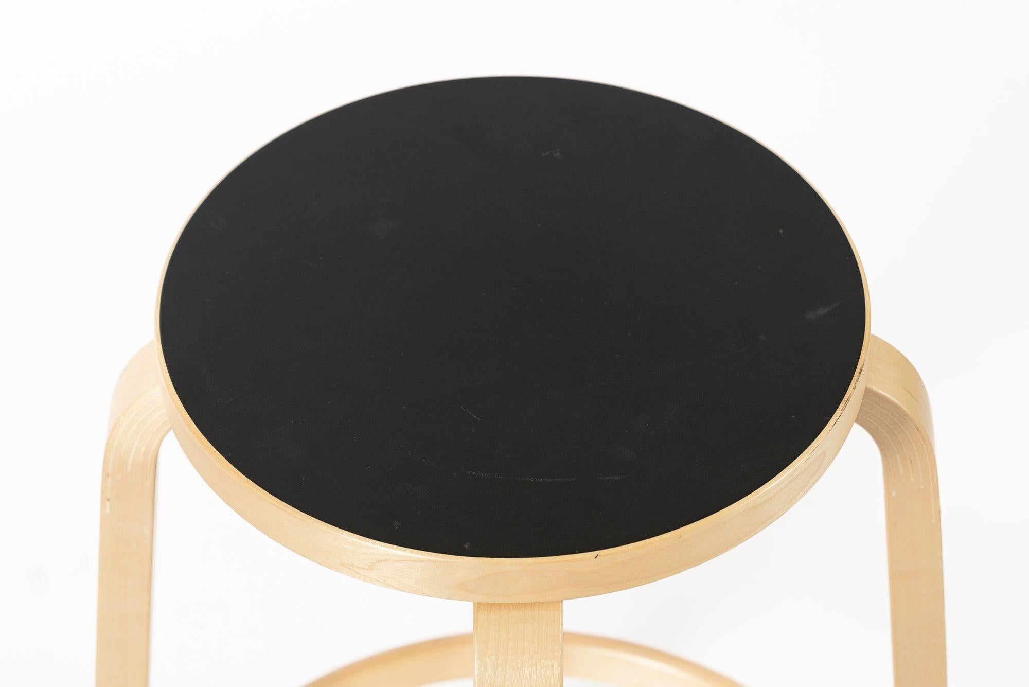 Finnische Hocker aus Birke und Schwarz aus der Mitte des Jahrhunderts 64 von Alvar Aalto für Artek, 2015 im Angebot 1