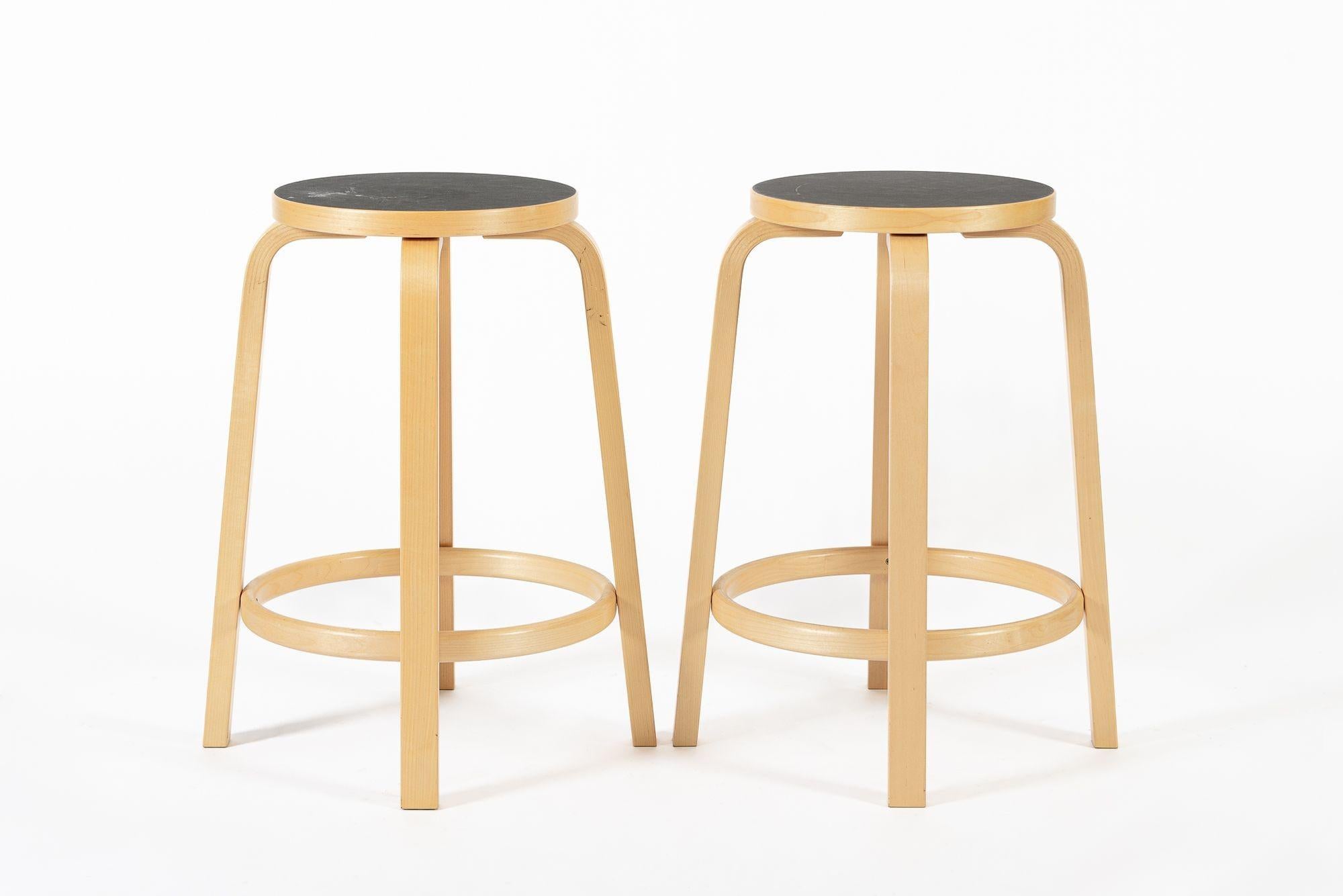Finnische Hocker aus Birke und Schwarz aus der Mitte des Jahrhunderts 64 von Alvar Aalto für Artek, 2015 im Angebot 4