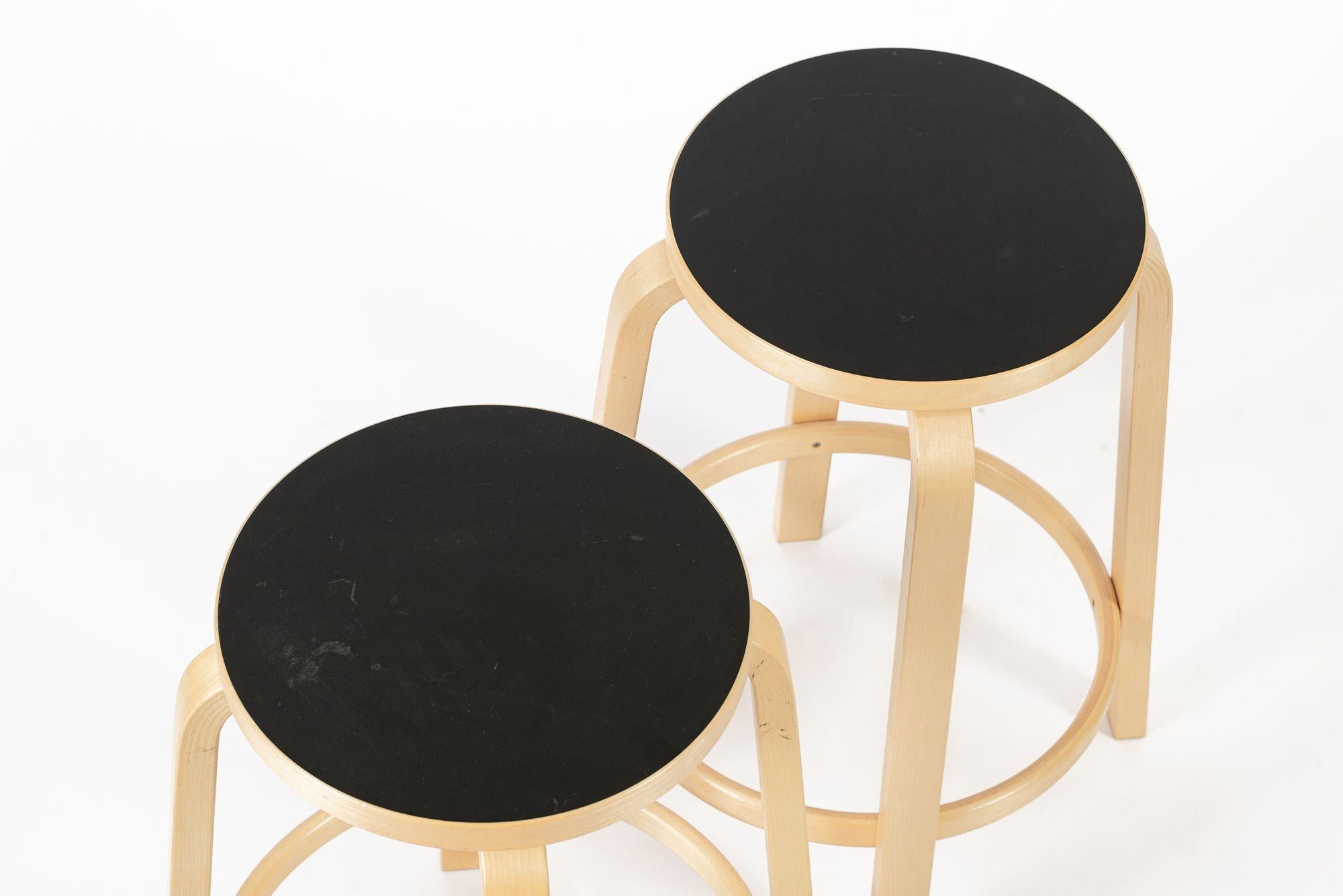 Finnische Hocker aus Birke und Schwarz aus der Mitte des Jahrhunderts 64 von Alvar Aalto für Artek, 2015 im Angebot 5