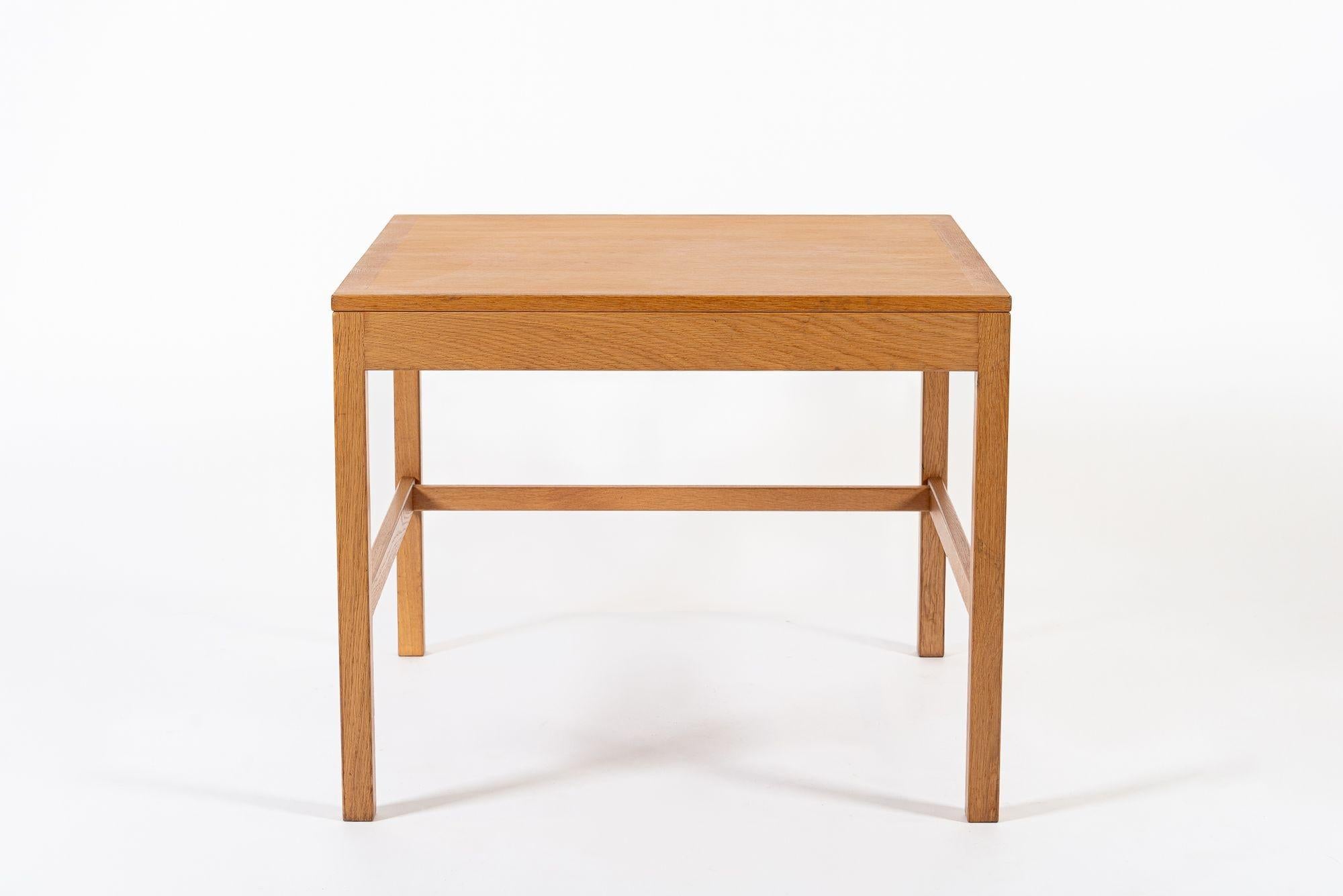 Cette table basse carrée en bois de chêne de Borgensen pour Fredericia, datant du milieu du siècle dernier, a été fabriquée au Danemark vers 1970. La table est solide et bien fabriquée et présente un design moderne scandinave classique avec des