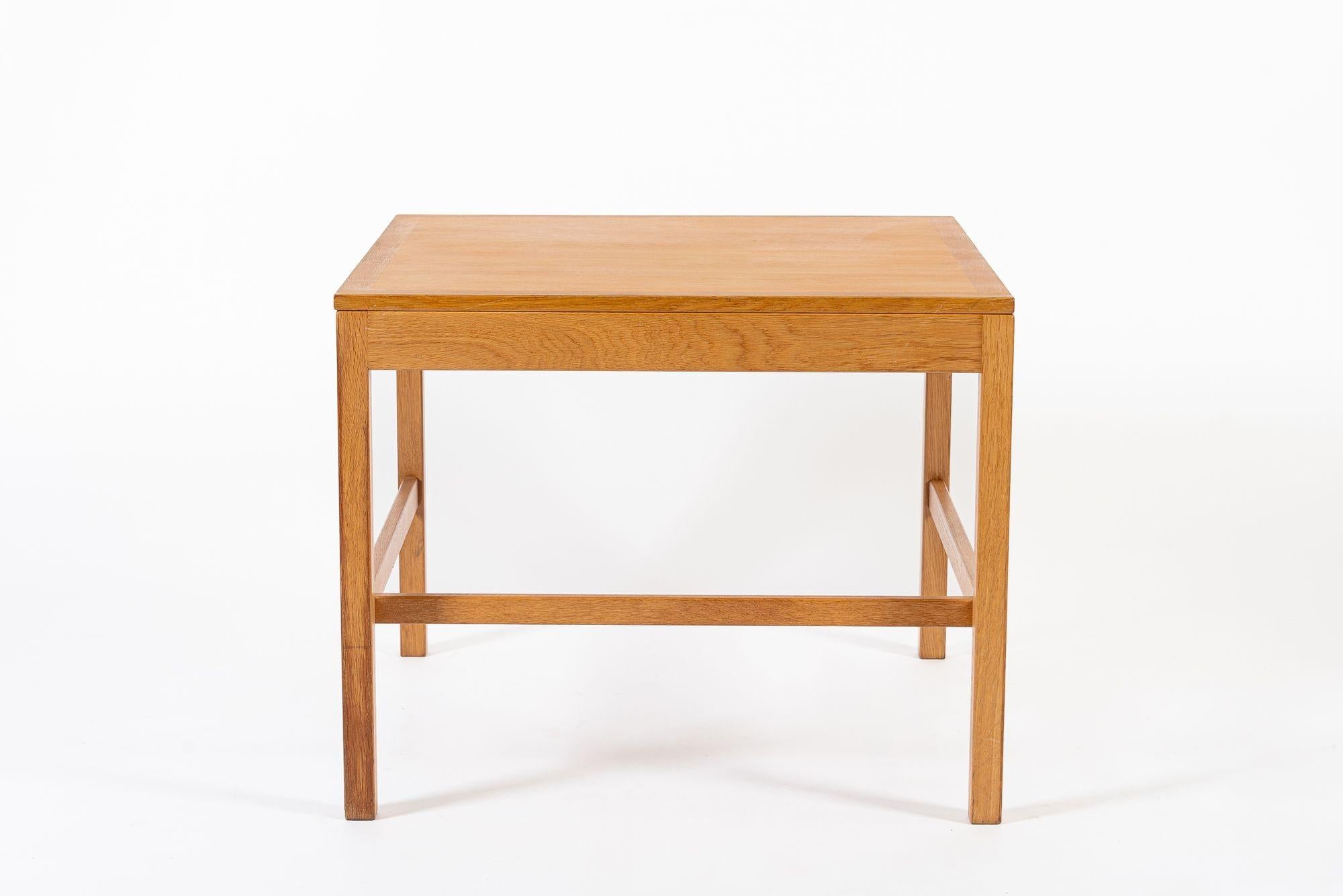Danois Table basse carrée danoise du milieu du siècle en Oak Wood par Borge Mogensen en vente