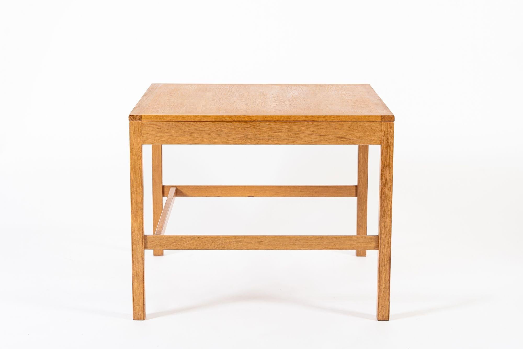 Mid-Century Modern Table basse carrée danoise du milieu du siècle en Oak Wood par Borge Mogensen en vente