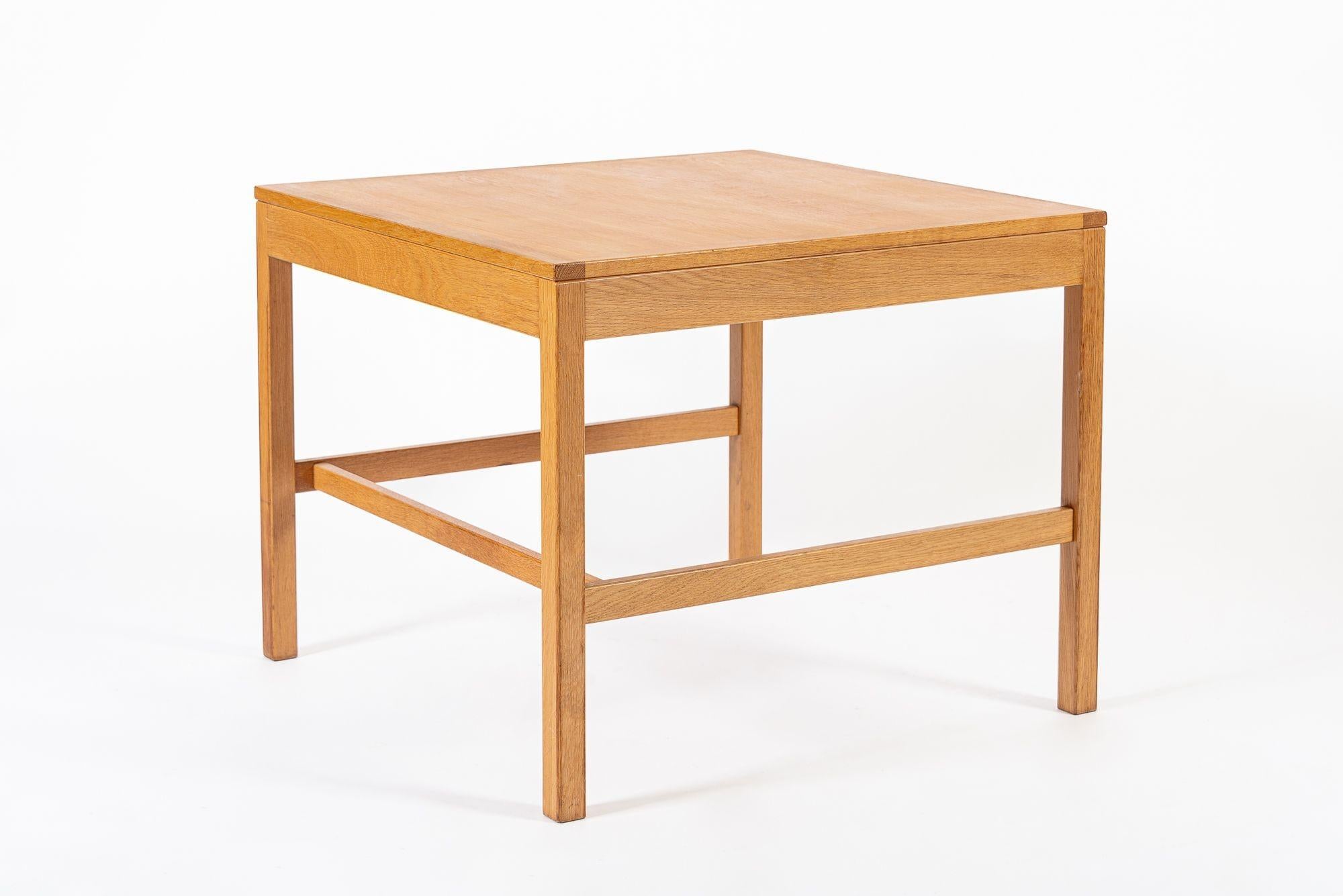 Table basse carrée danoise du milieu du siècle en Oak Wood par Borge Mogensen Bon état - En vente à Detroit, MI