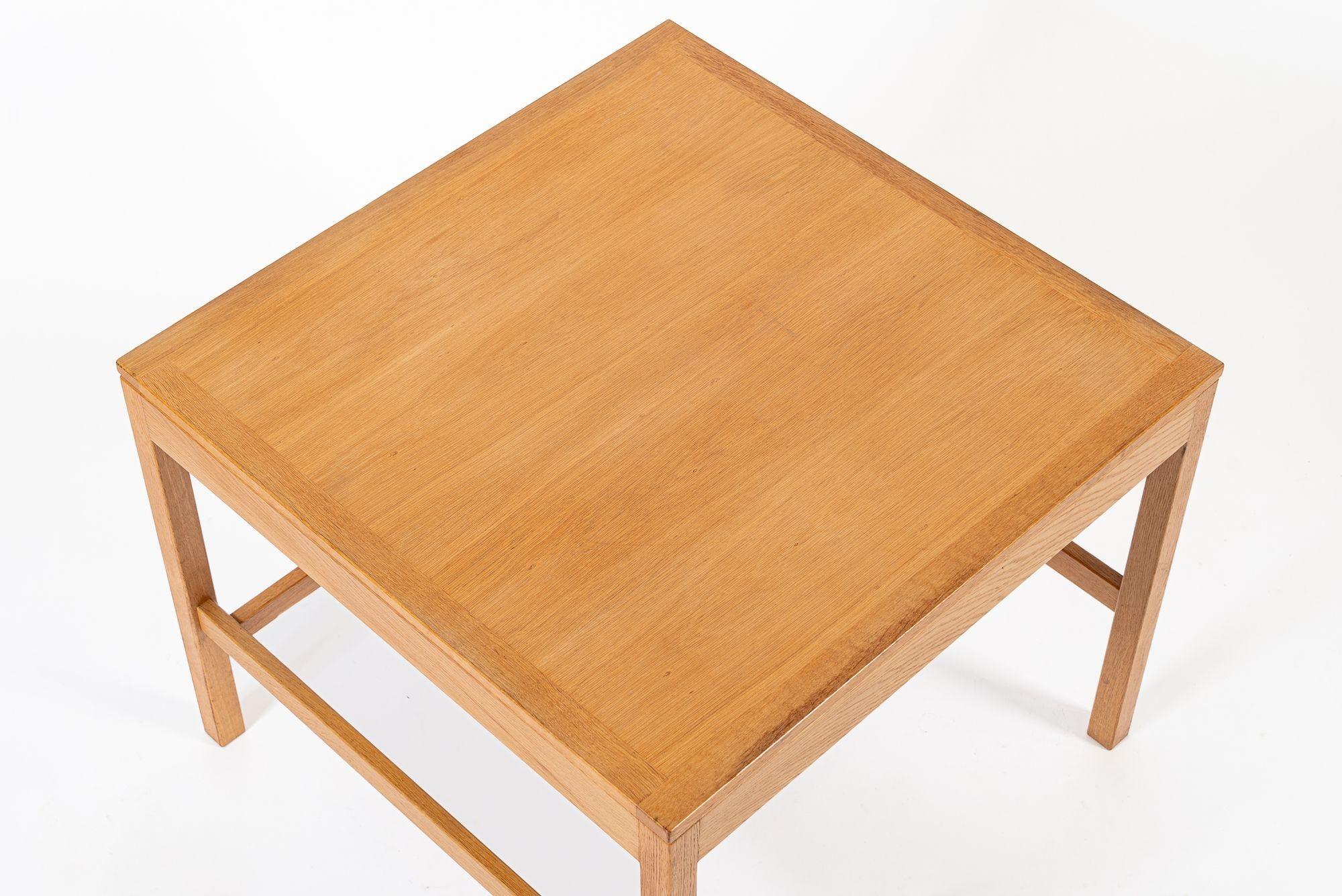 Fin du 20e siècle Table basse carrée danoise du milieu du siècle en Oak Wood par Borge Mogensen en vente