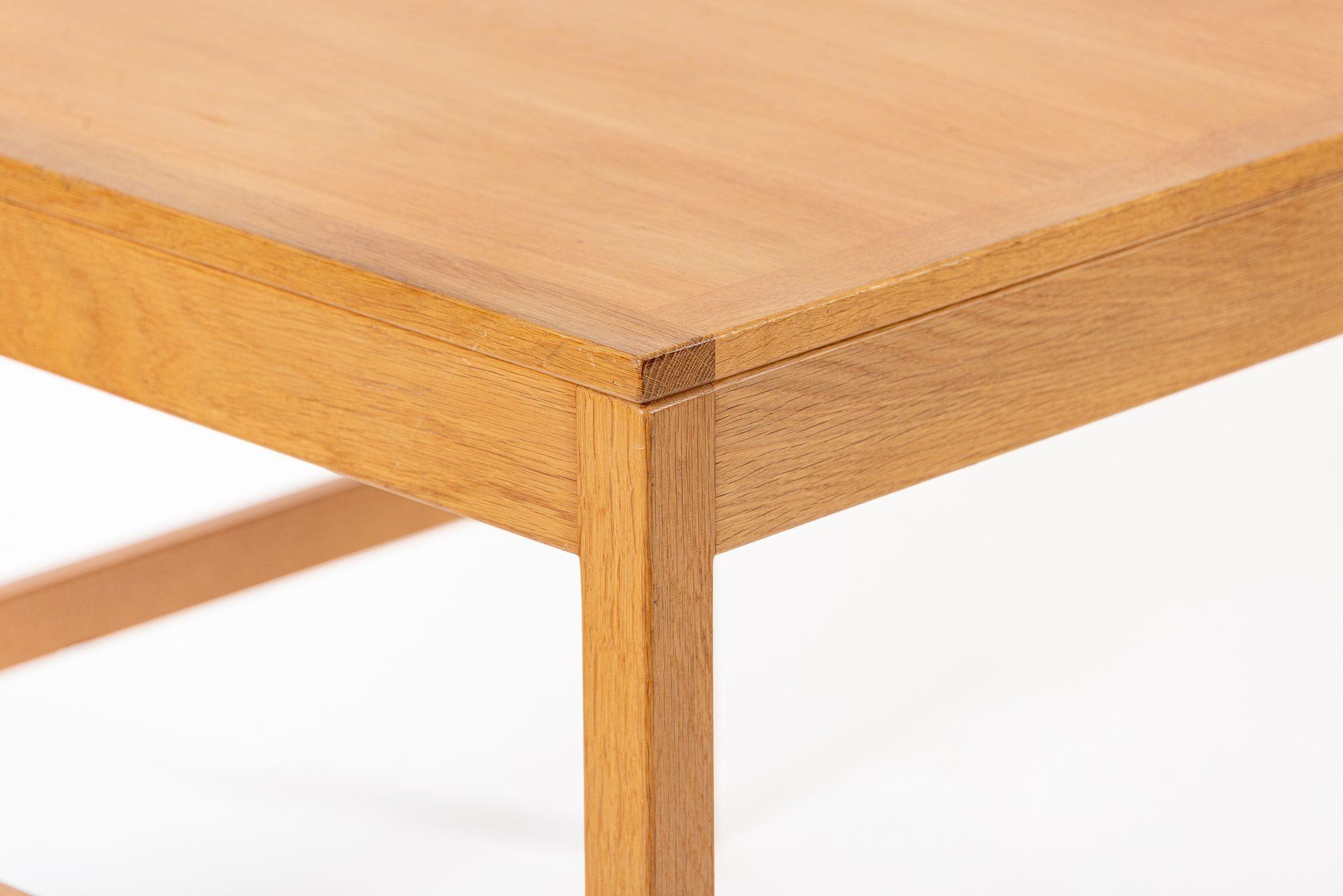 Table basse carrée danoise du milieu du siècle en Oak Wood par Borge Mogensen en vente 1
