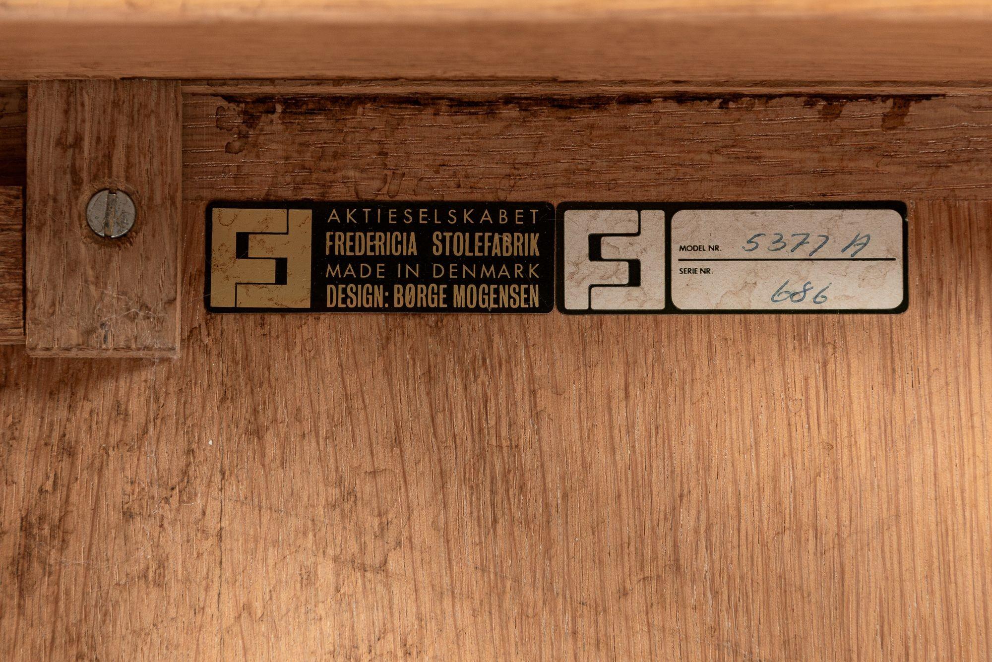 Table basse carrée danoise du milieu du siècle en Oak Wood par Borge Mogensen en vente 3
