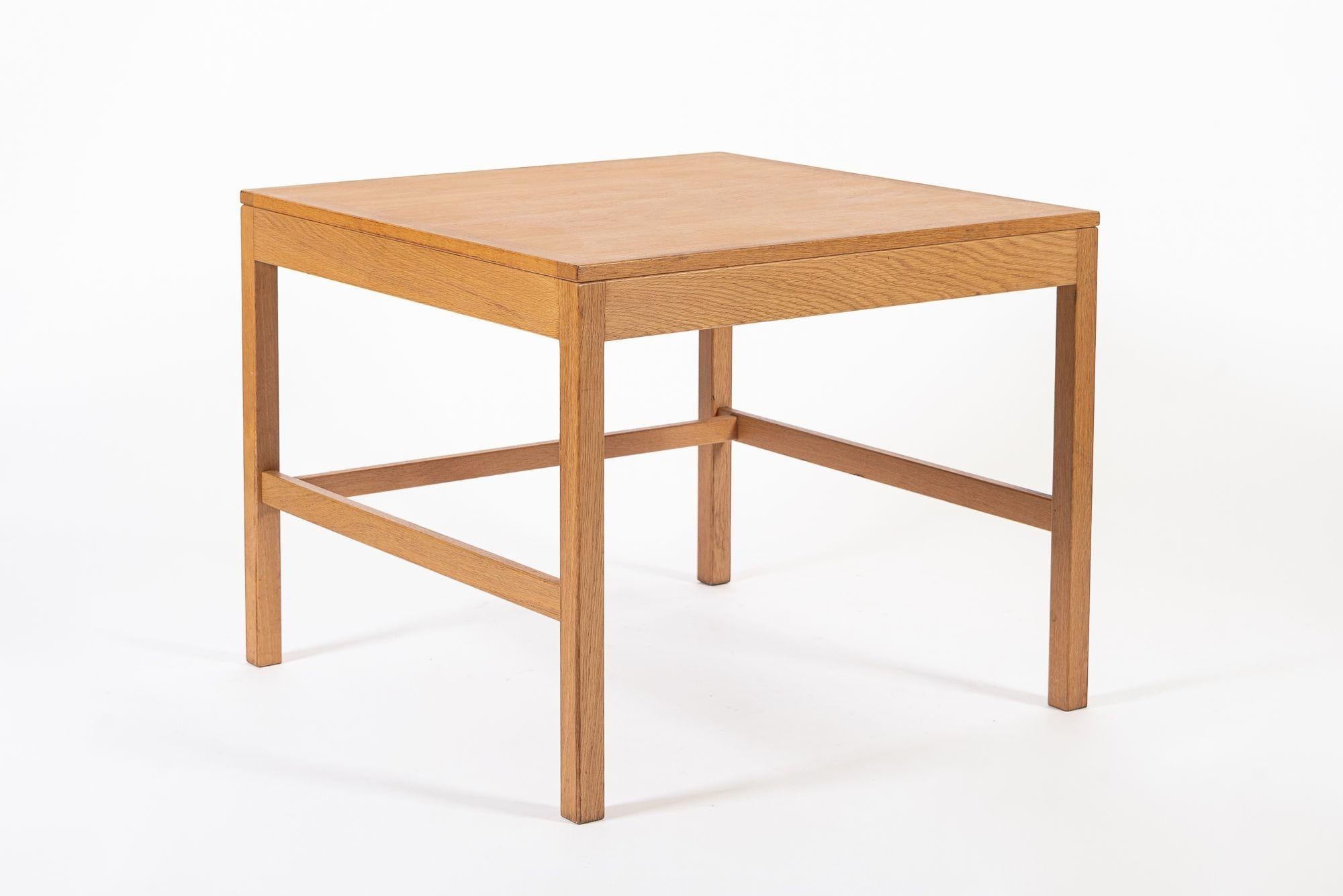 Table basse carrée danoise du milieu du siècle en Oak Wood par Borge Mogensen en vente 4