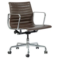 Fauteuil de bureau Eames Herman Miller « Aluminum Group » avec rembourrage fin en cuir marron, 2008