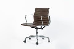 Fauteuil de bureau Eames Herman Miller « Aluminum Group » avec rembourrage fin en cuir marron, 2008