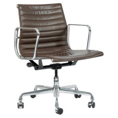 Chaise de bureau Eames Herman Miller en cuir marron et aluminium, série « Thin Pad », 2008