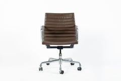 Chaise de bureau Eames Herman Miller en cuir marron et aluminium, série « Thin Pad », 2008