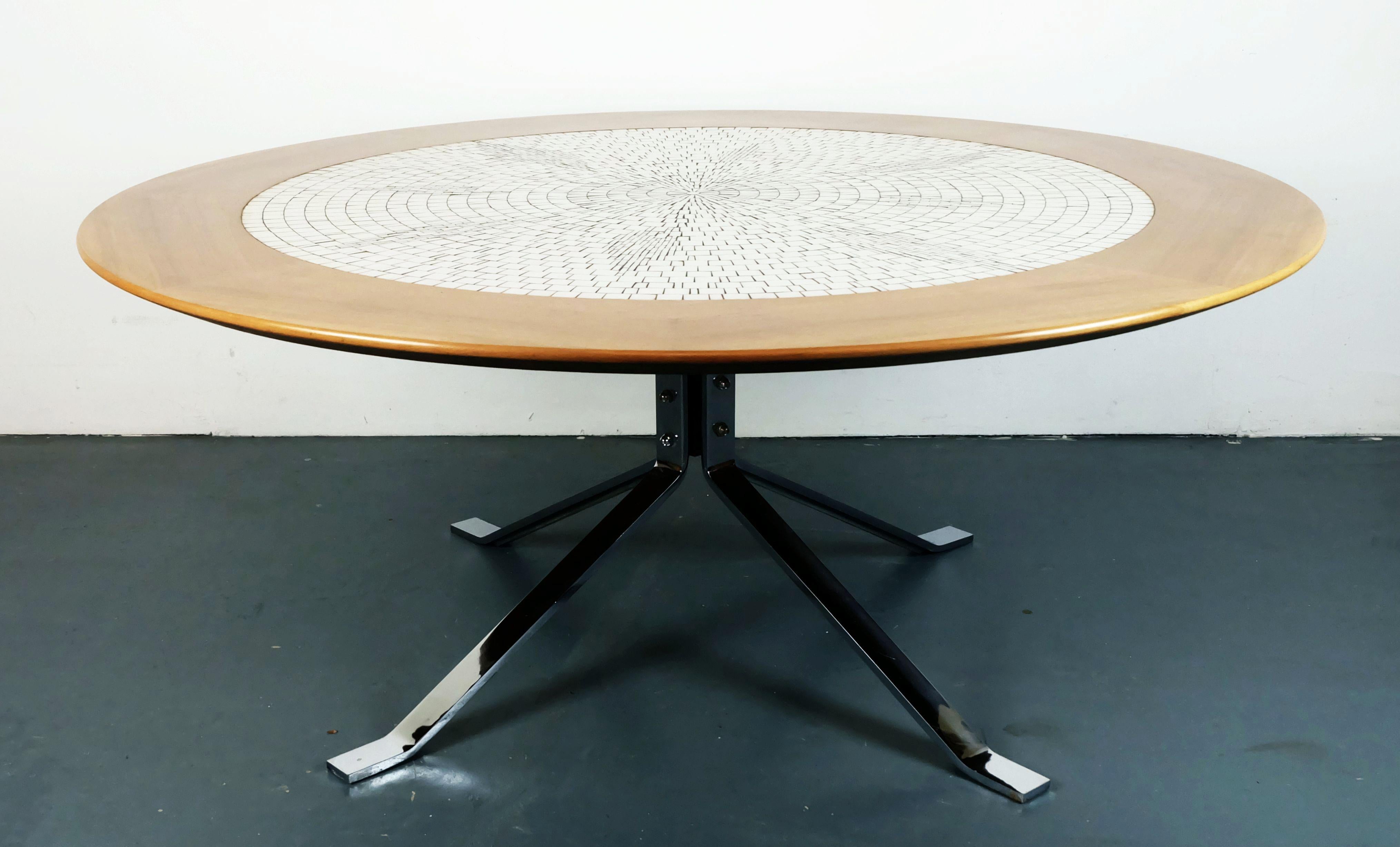 Una mesa de centro grande muy bonita de los años 60. El tablero es de mosaico de piedras blancas dispuestas en forma de estrella. El borde de 15 cm de ancho está chapado en madera de nogal . La base es de metal cromado. Fabricante desconocido.