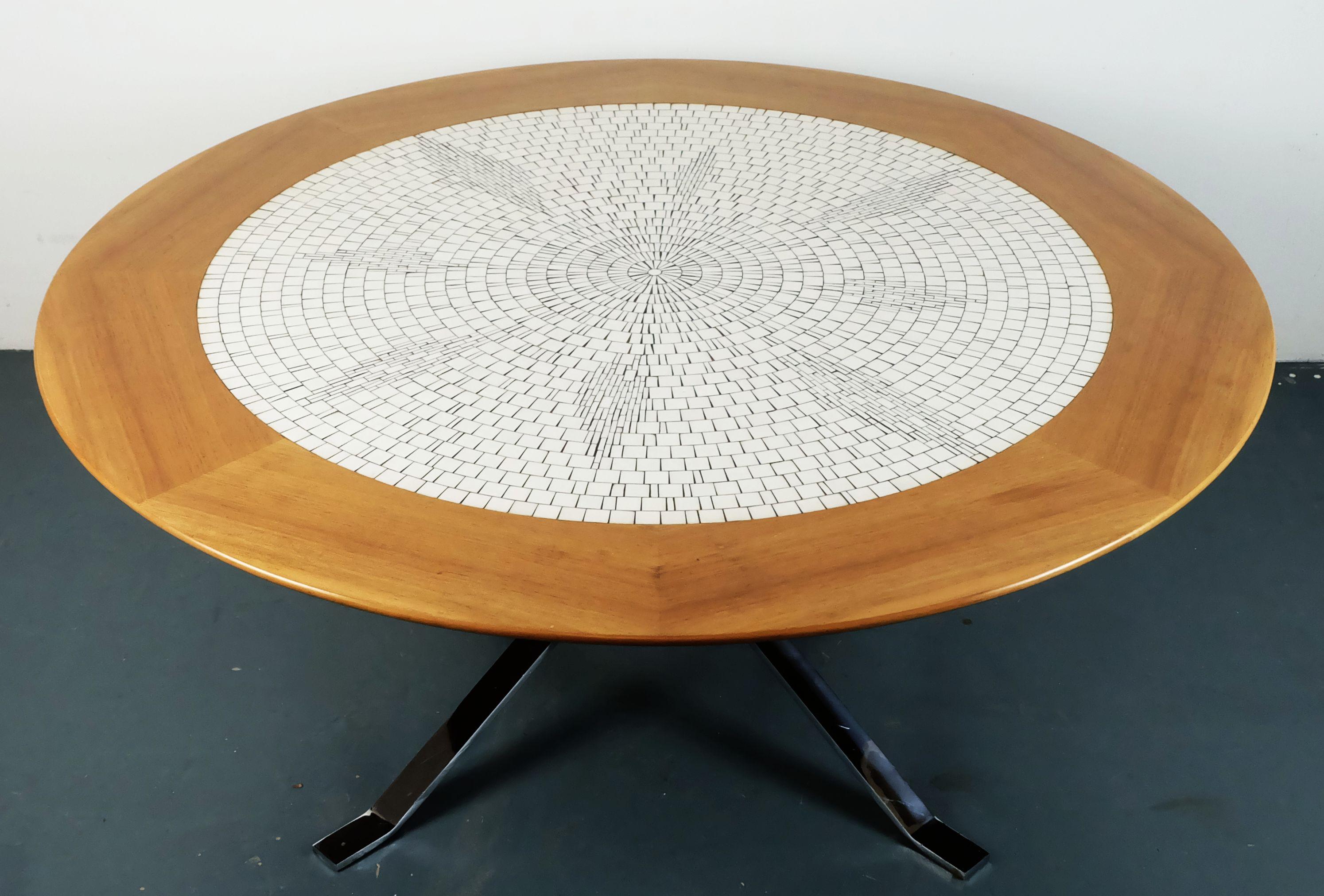 gran mesa redonda 60s mosaico de azulejos MESA DE CAFÉ mosaico blanco nogal base cromada mediados del siglo XX en venta