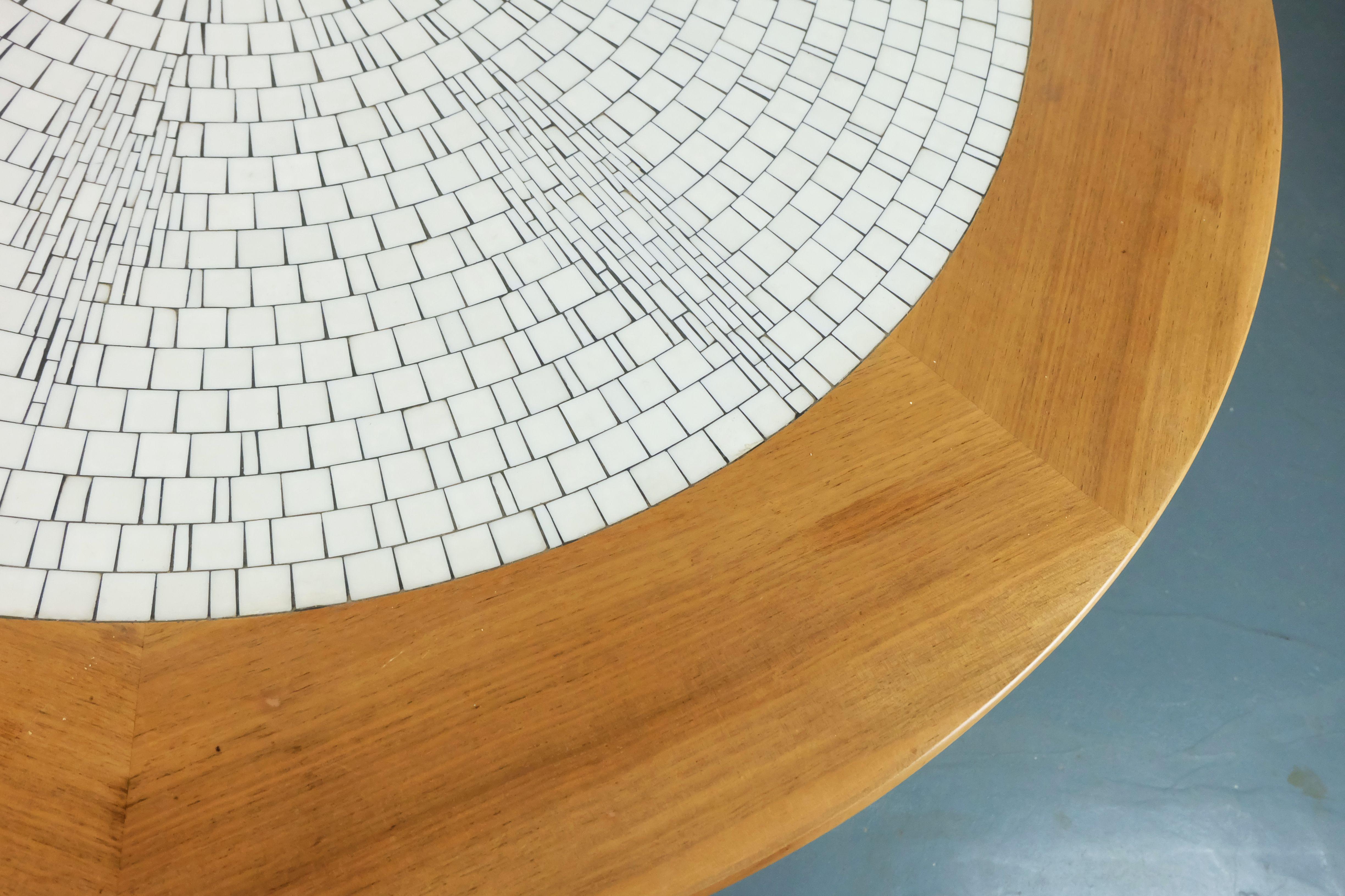 gran mesa redonda 60s mosaico de azulejos MESA DE CAFÉ mosaico blanco nogal base cromada en venta 2
