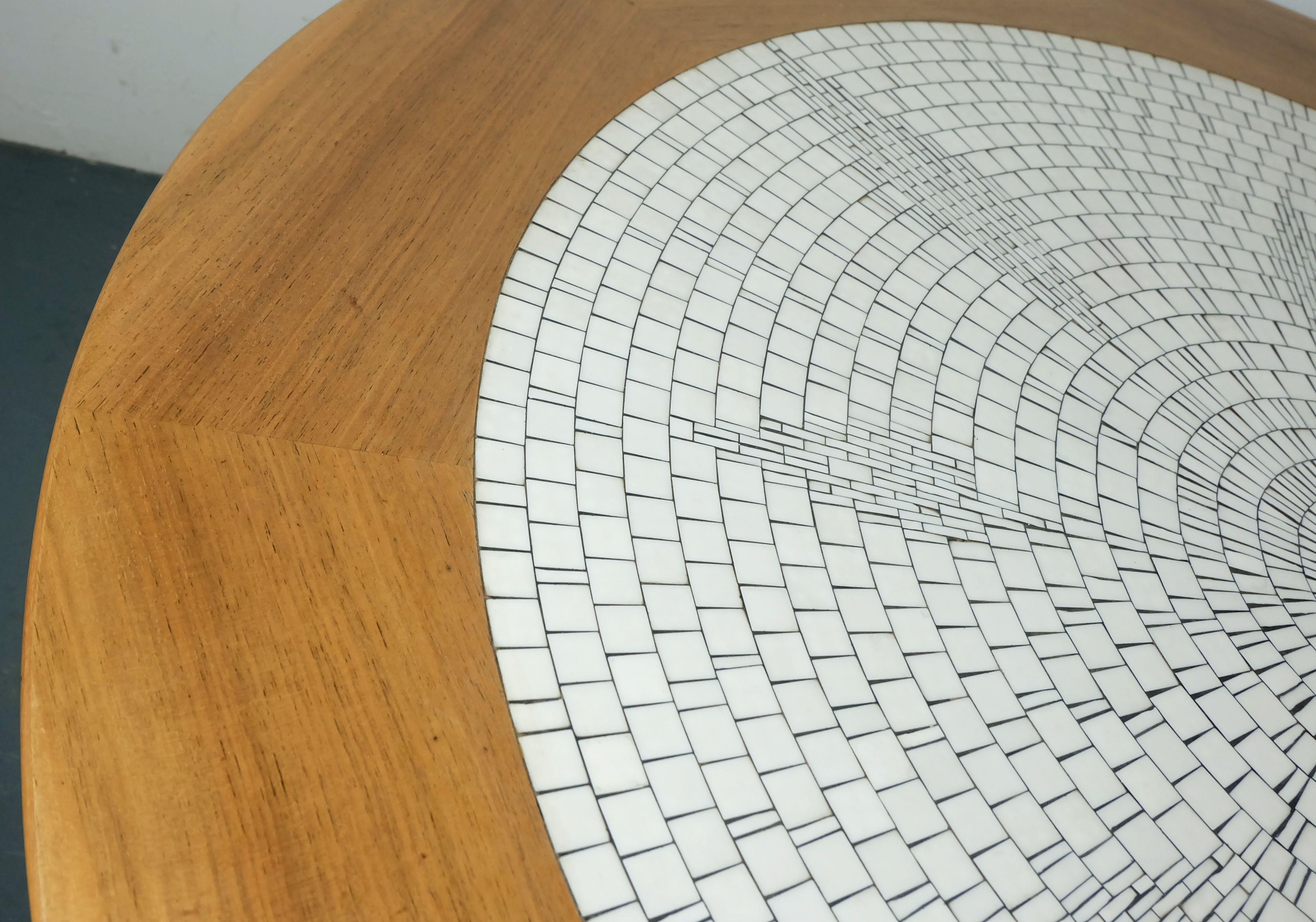 gran mesa redonda 60s mosaico de azulejos MESA DE CAFÉ mosaico blanco nogal base cromada en venta 3