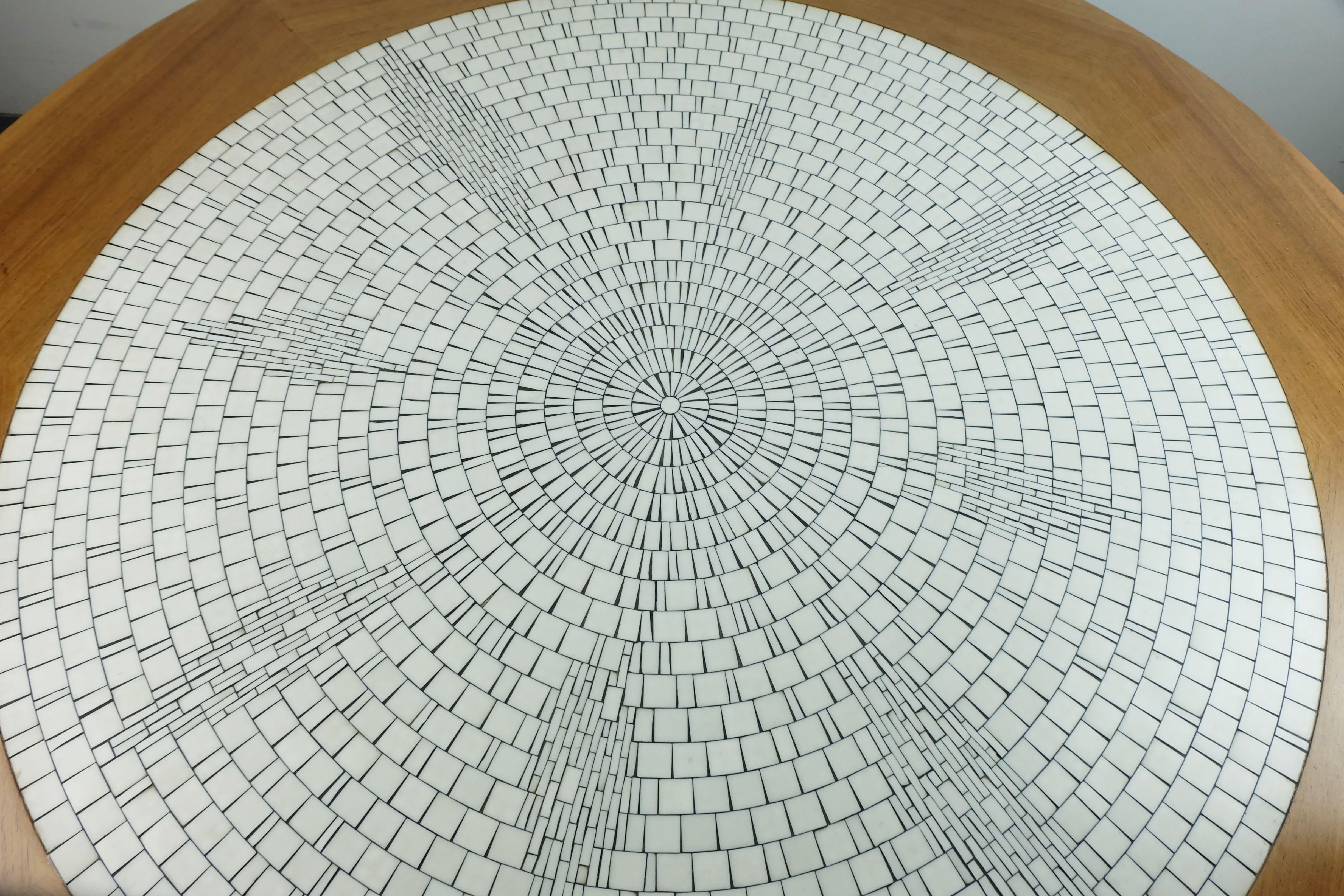 gran mesa redonda 60s mosaico de azulejos MESA DE CAFÉ mosaico blanco nogal base cromada en venta 5