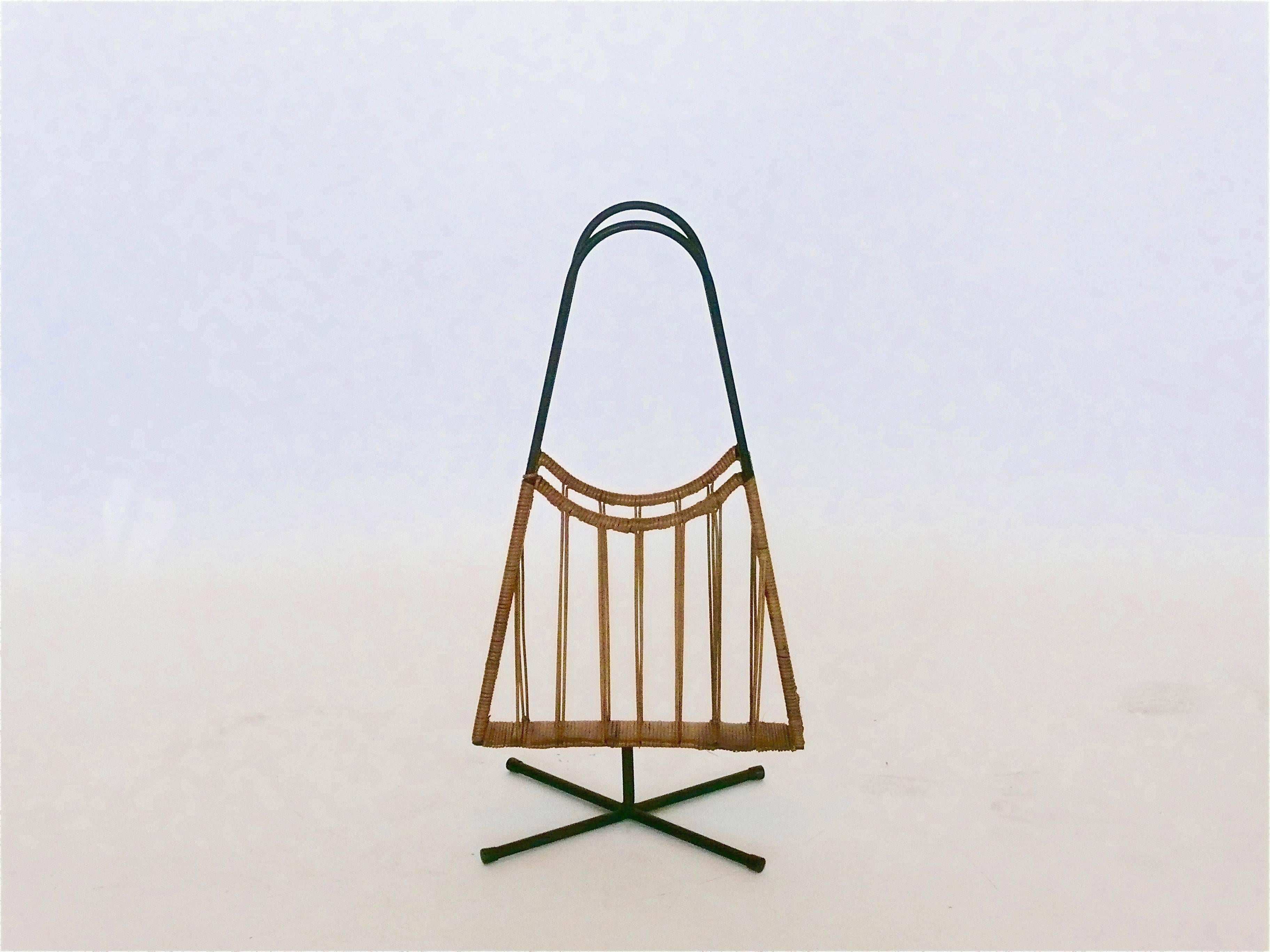Sculptural magazine rack in wicker and iron in the style of Franco Albini. Great shape and function.