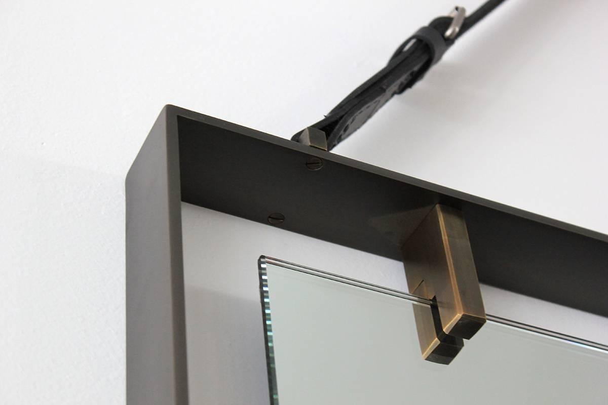 Quadratischer Spiegel aus Metall und Leder im Zustand „Hervorragend“ im Angebot in Beverly Hills, CA