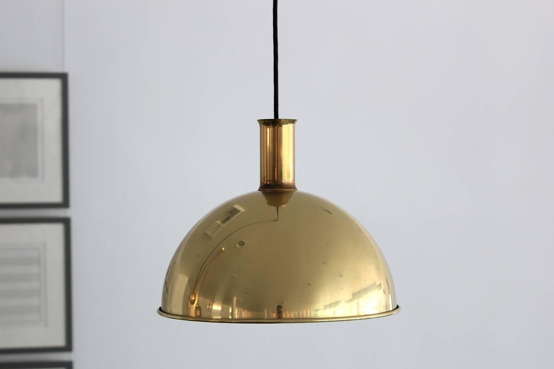 Beautiful double counter balance pull lamp by Florian Schulz, Germany, 1960s. Brass domes are polished brass and inside is brushed brass.
              