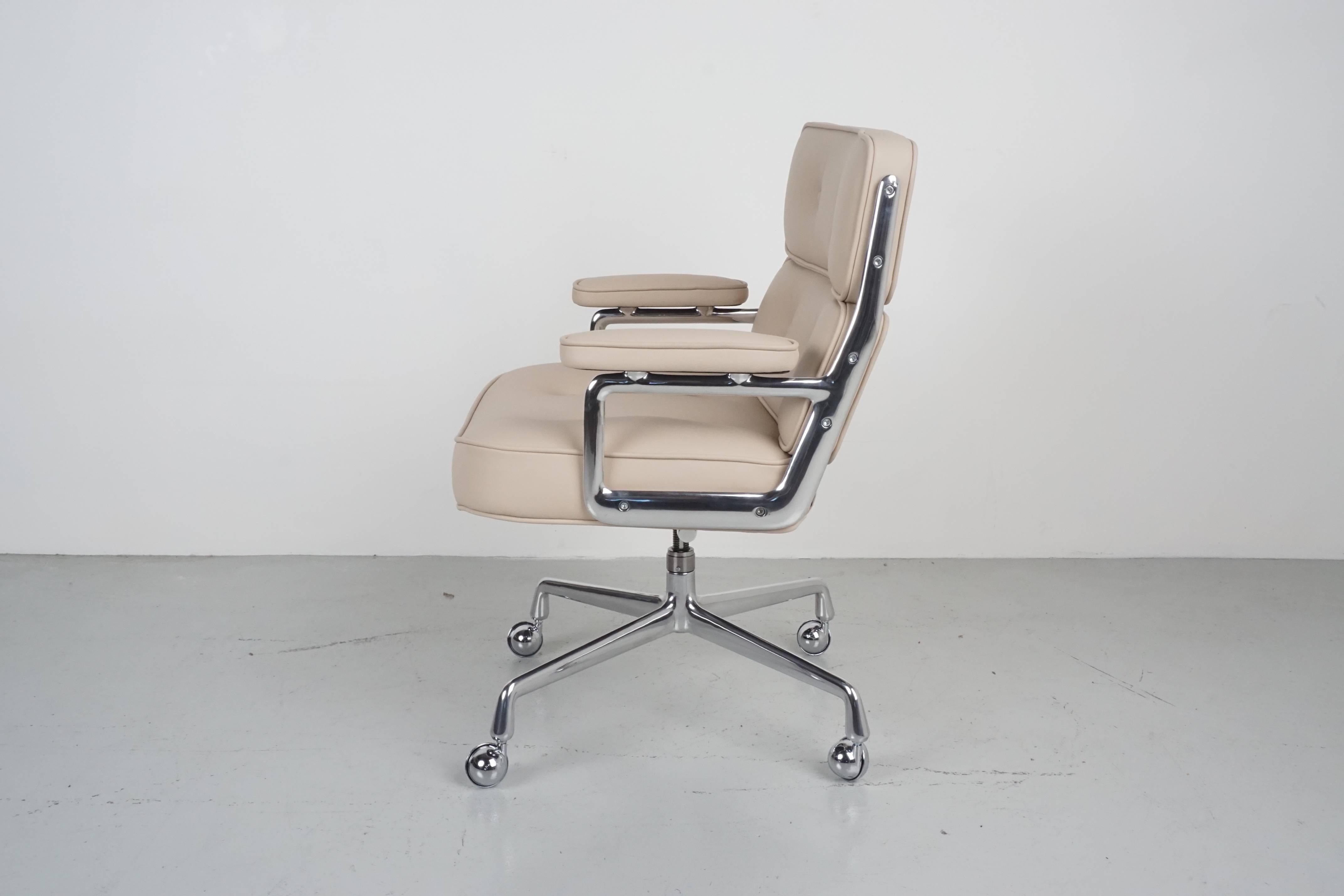 Eames Time Life Chair In Excellent Condition In Beverly Hills, CA
