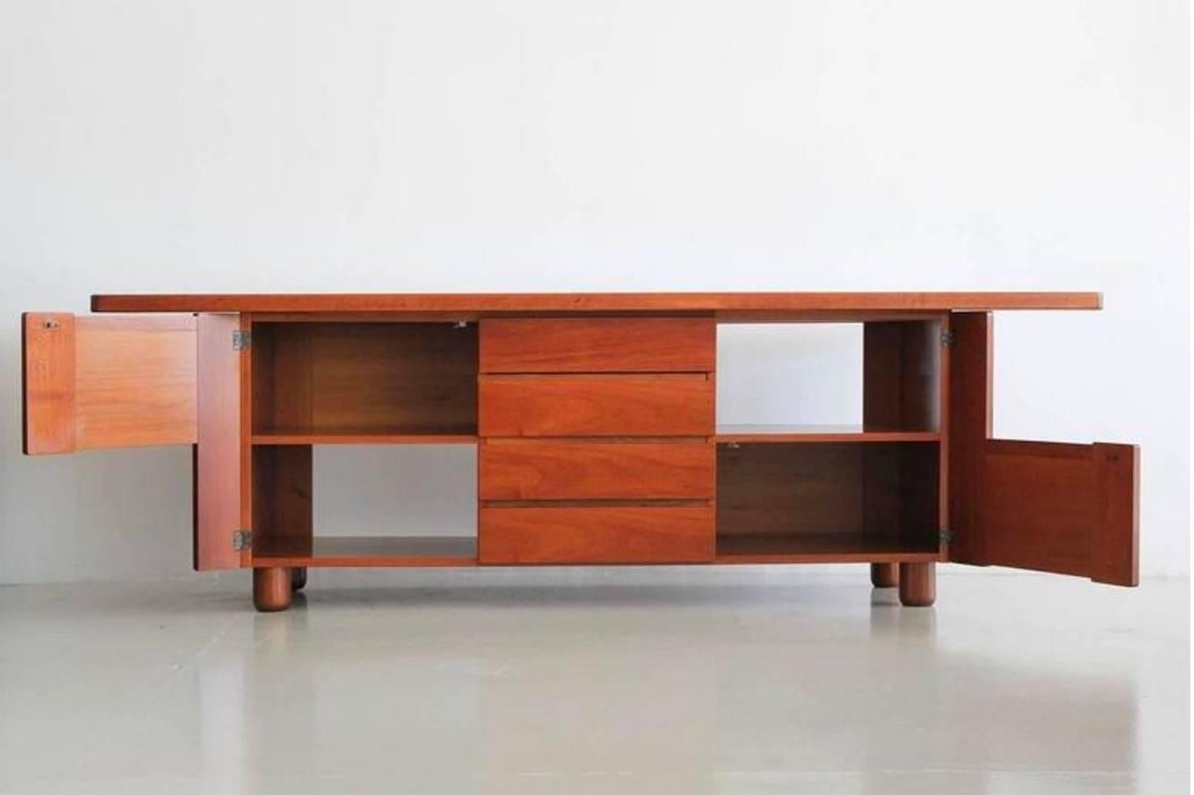 1970s Italian sideboard in the style of Giovanni Michelucci with interesting configuration of open shelving, drawers and two cupboards. Unique walnut inlays surface showing beautiful grain.