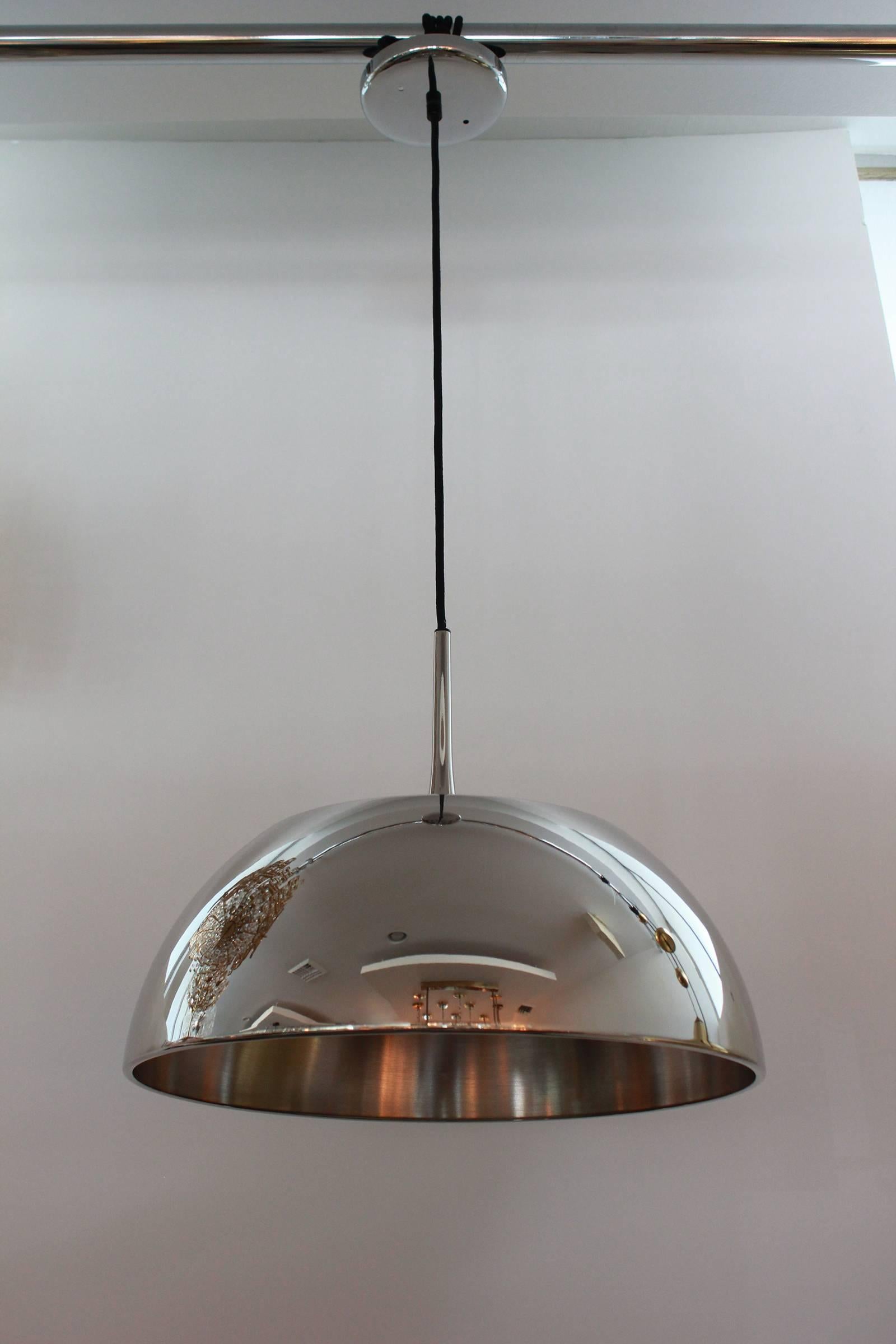 Simple nickel pendant by Florian Schulz.
Clear textured glass on top provides beautiful uplight.
Multiple quantities available.