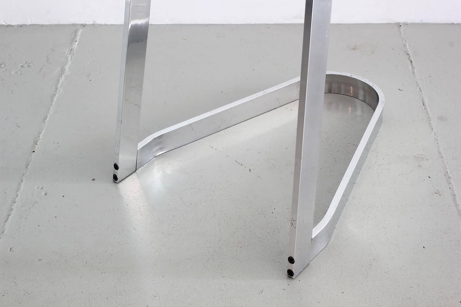 Unique polished aluminum hairpin shaped floating easel.
Well made with great lines.
Perfect way to display artwork.
  