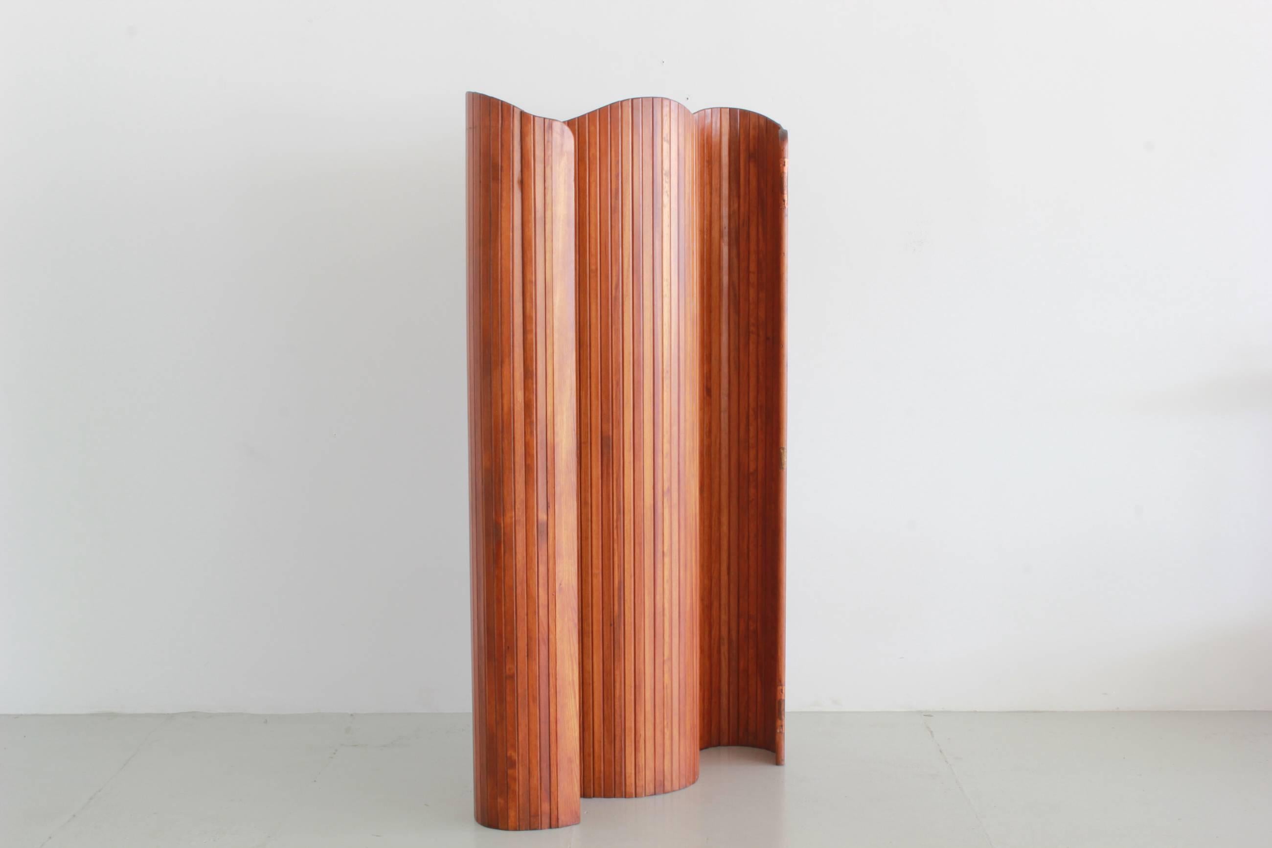 Beautiful wooden floor screen by Jomaine Baumann with undulating curved edges and individual wooden slats that articulate and curve in all directions. 
Wonderful patina to wood. Baumann Label 
