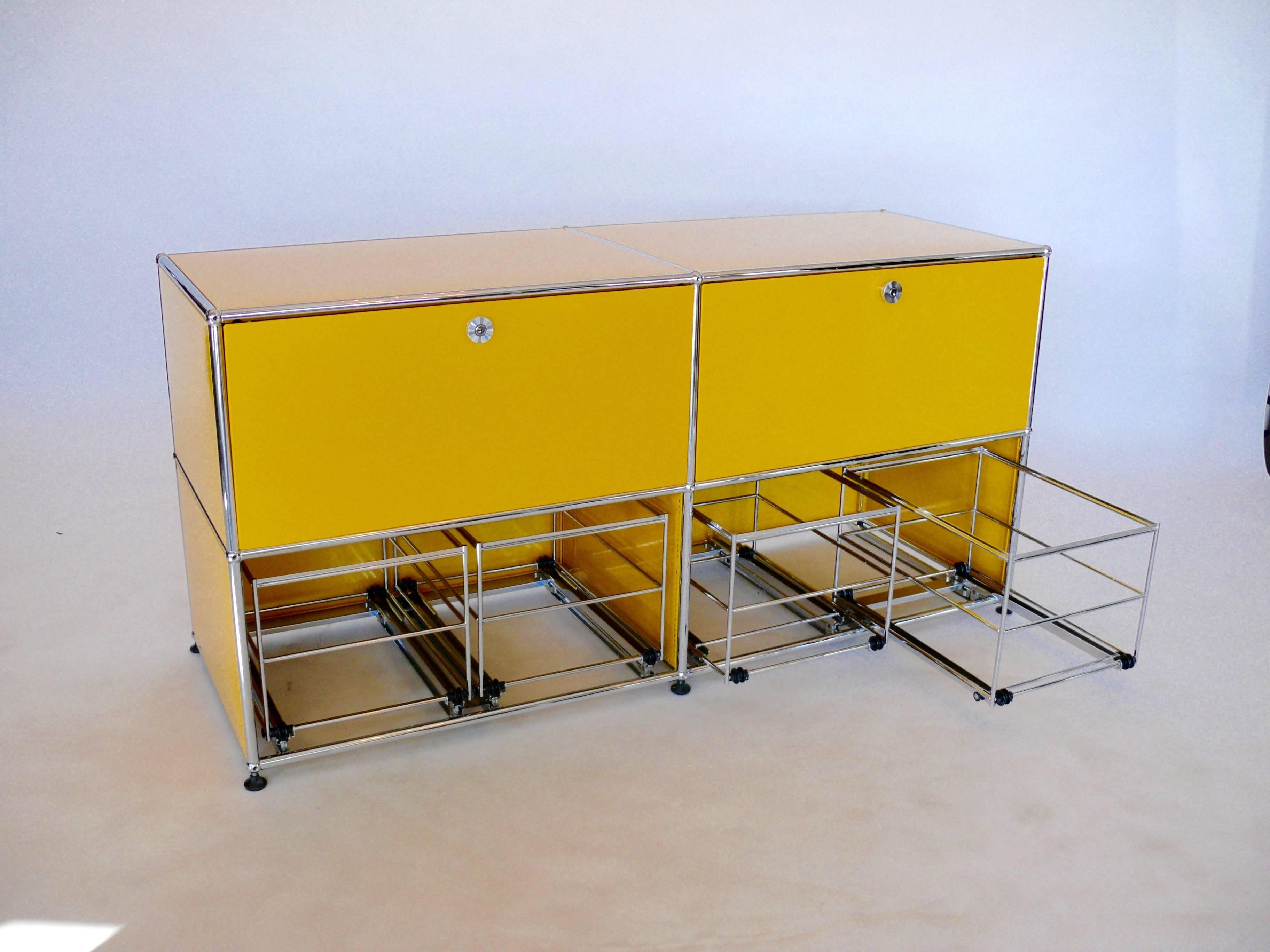 The Fritz Haller modular furniture system originated in 1965 and since then has become a design Classic. The system was accepted into the Design Collection of the Museum of Modern Art (MoMa) in New York (USA) at the end of 2001. Great storage