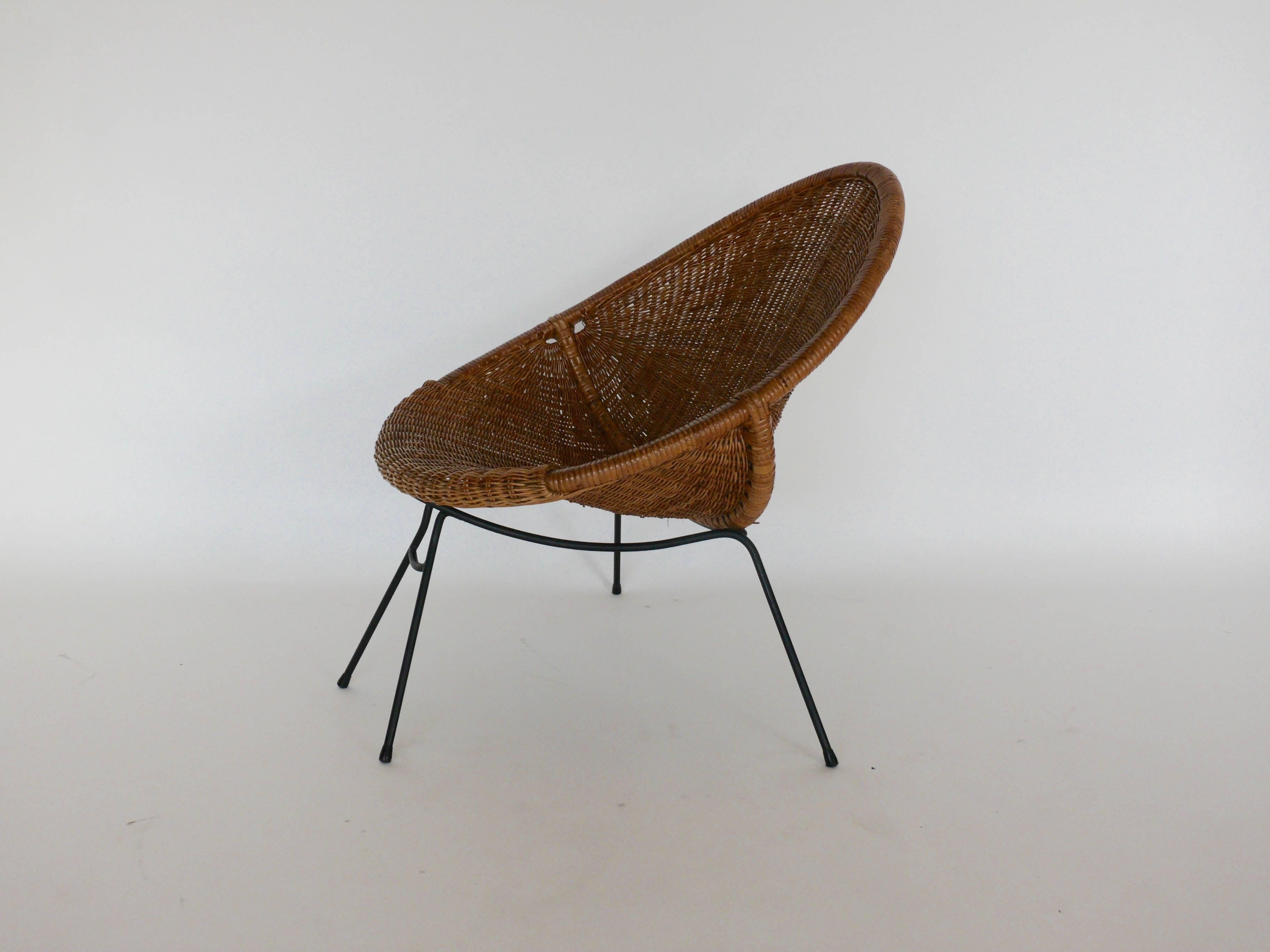 Fantastic Italian sculptural wicker scoop chair. Low profile chair has an iron frame with a unique shape. Excellent vintage condition. 