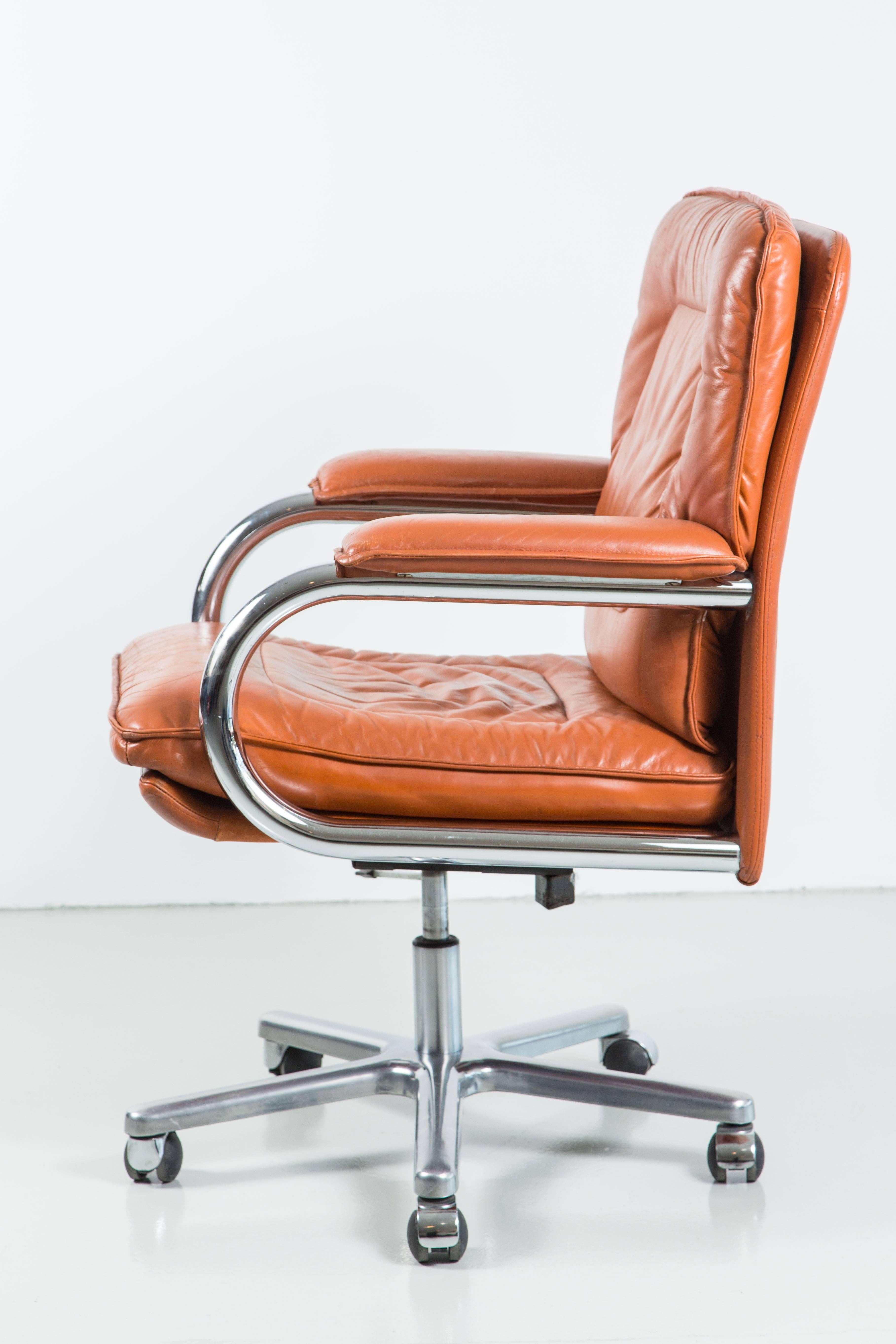 Italian leather desk chair designed by Guido Faleschini for Mariani Pace. Fantastic original Carmel leather with chrome legs and base.
 
