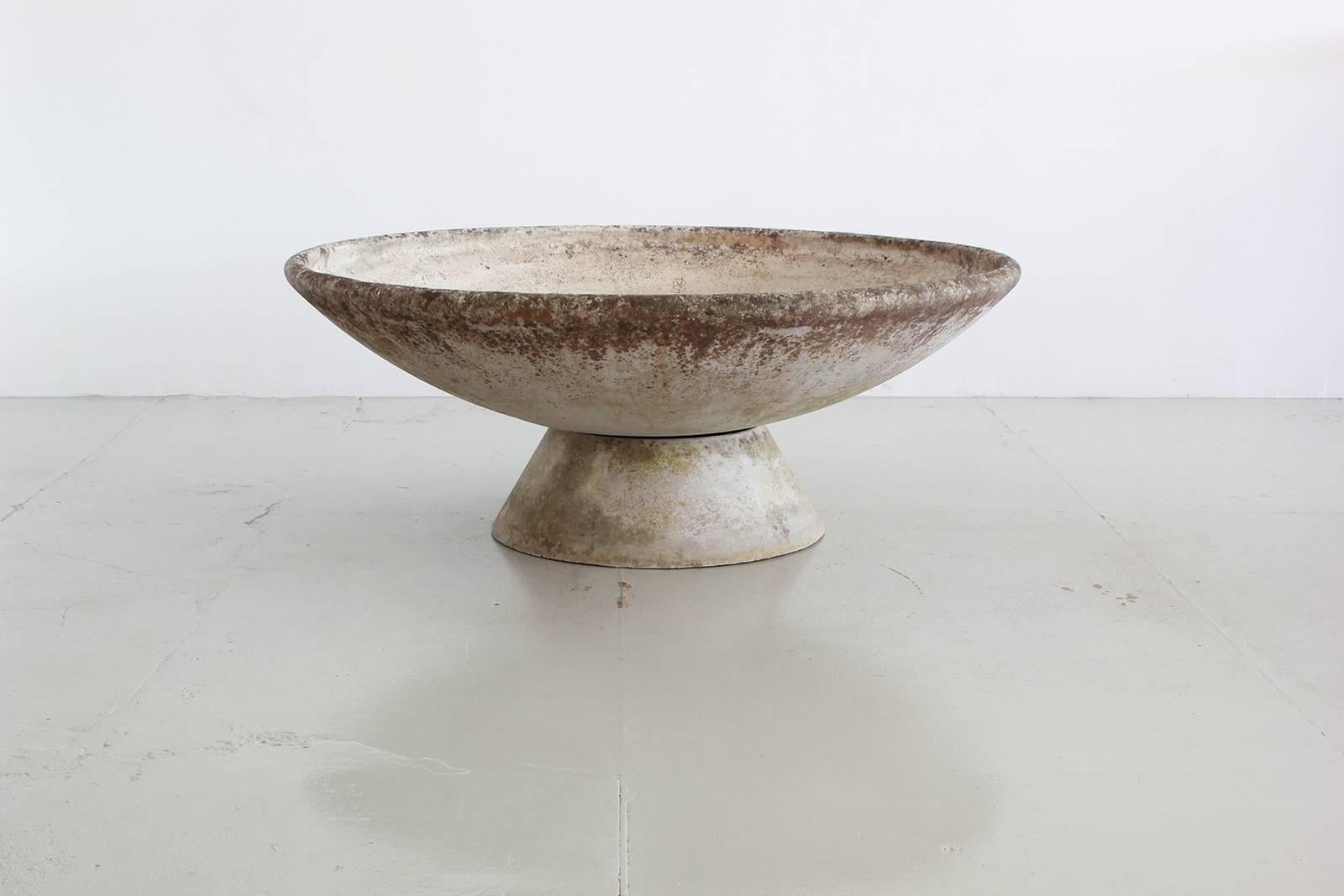 Extra large concrete bowl by Swiss architect Willy Guhl for Eternit.
Gorgeous patina.