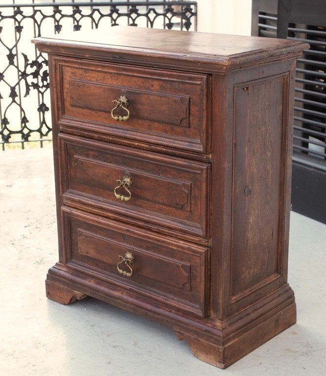 Pair of 19th Century Italian Walnut Three-Drawer Commodini In Good Condition In Natchez, MS