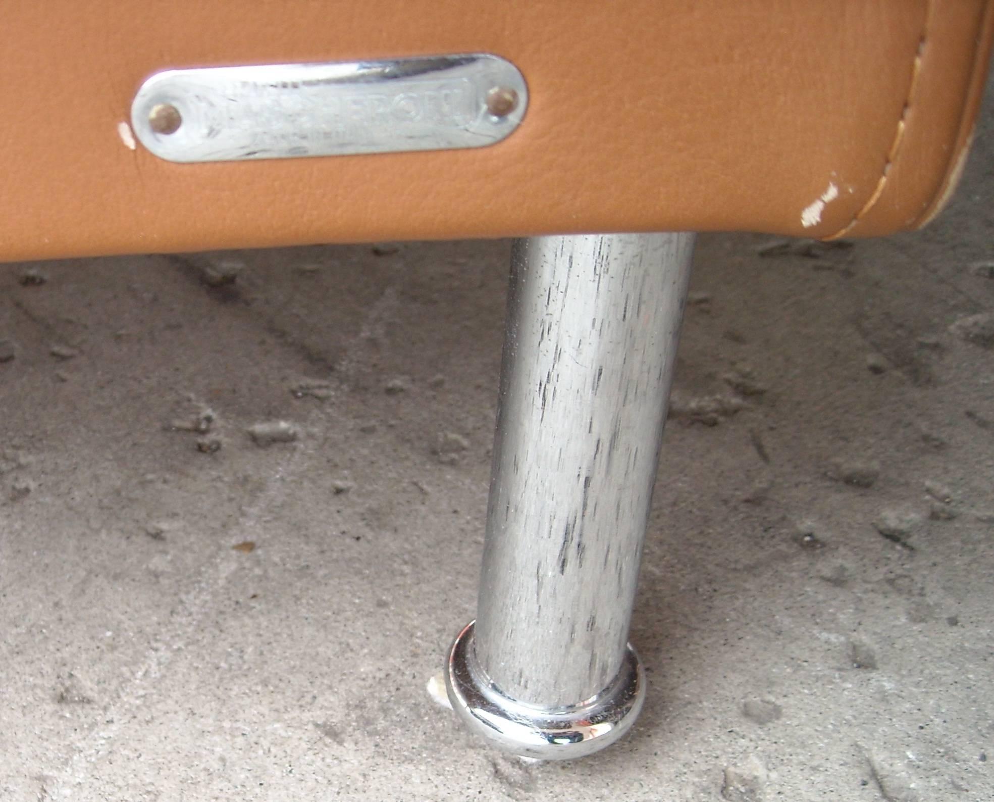 Nice and elegant design in this side/ coffee small table with glass top and leather. This table is labeled, Mascheroni, Italy.