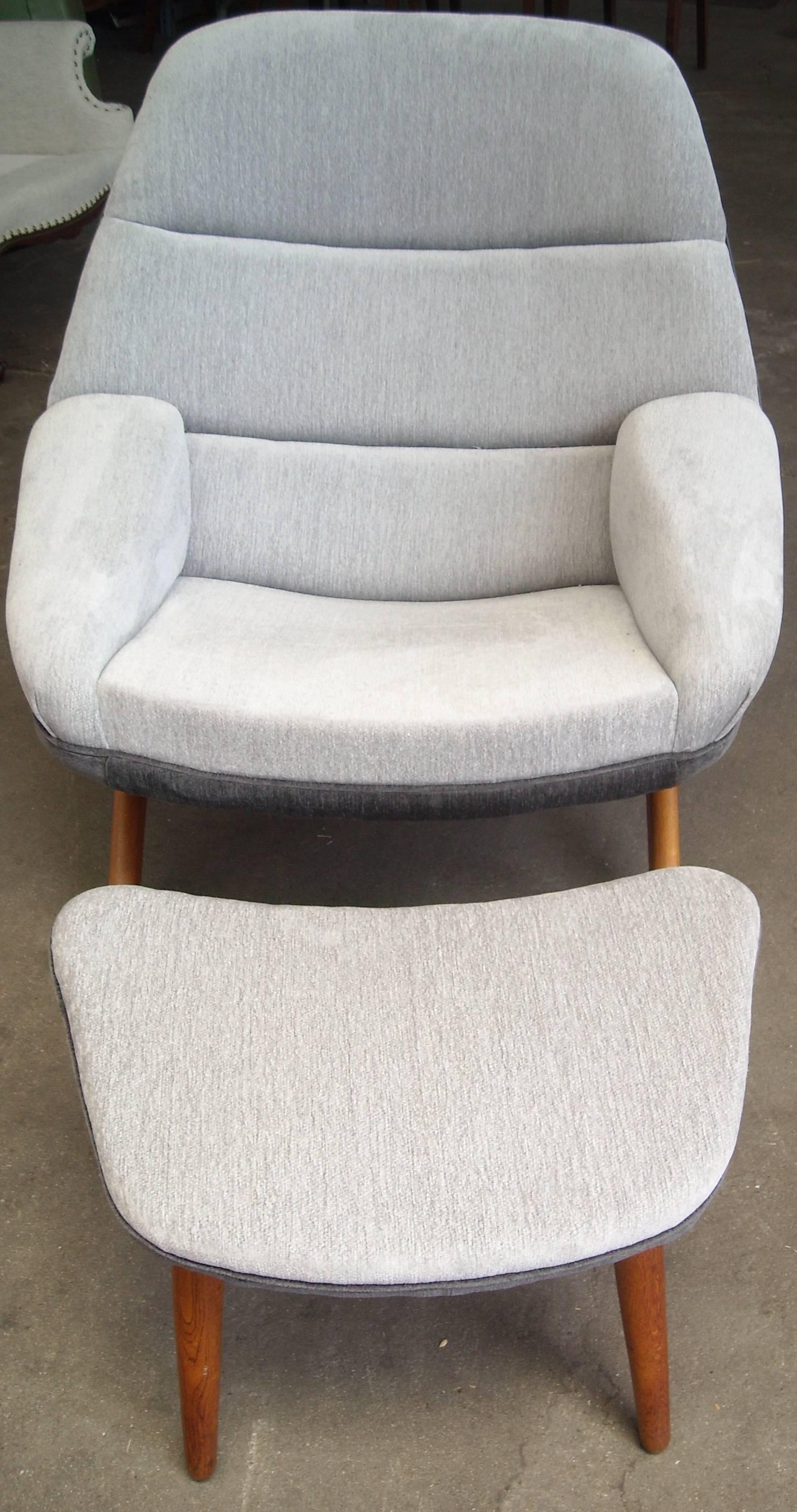 Illum Wikkelsø Lounge Chair and Ottoman In Excellent Condition In Los Angeles, CA