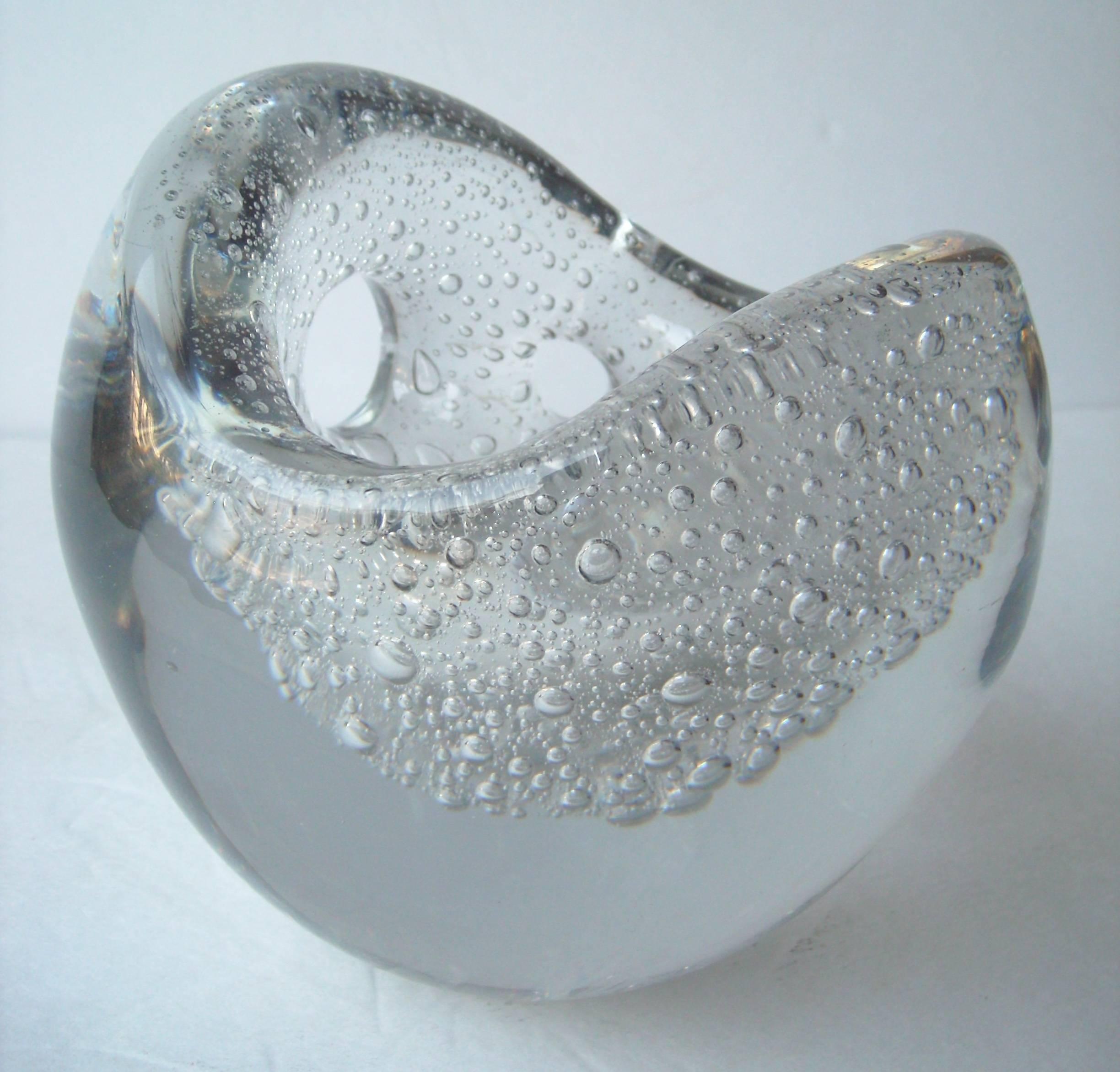 Un incredibile vaso di vetro, molto raro e di grande design, di Timo Sarpaneva. Ha un morso di pulce sul bordo, come mostrato nella foto.