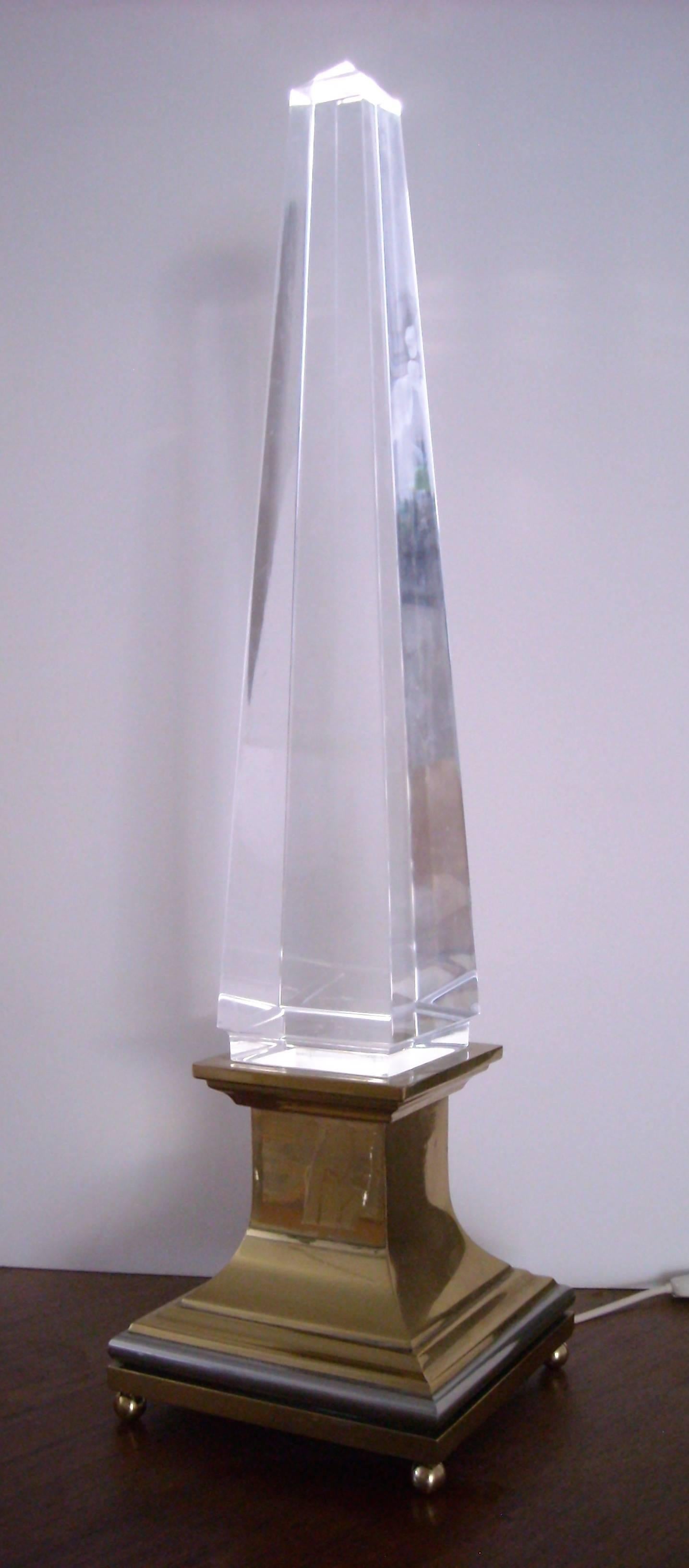 Maison Jansen Lucite Obelisk Lamp by the Architect Sandro Petti In Excellent Condition In Los Angeles, CA
