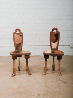 Paire de chaises européennes anciennes de style rustique occidental, en cuir de vache et ornées de clous à tête de fer à cheval