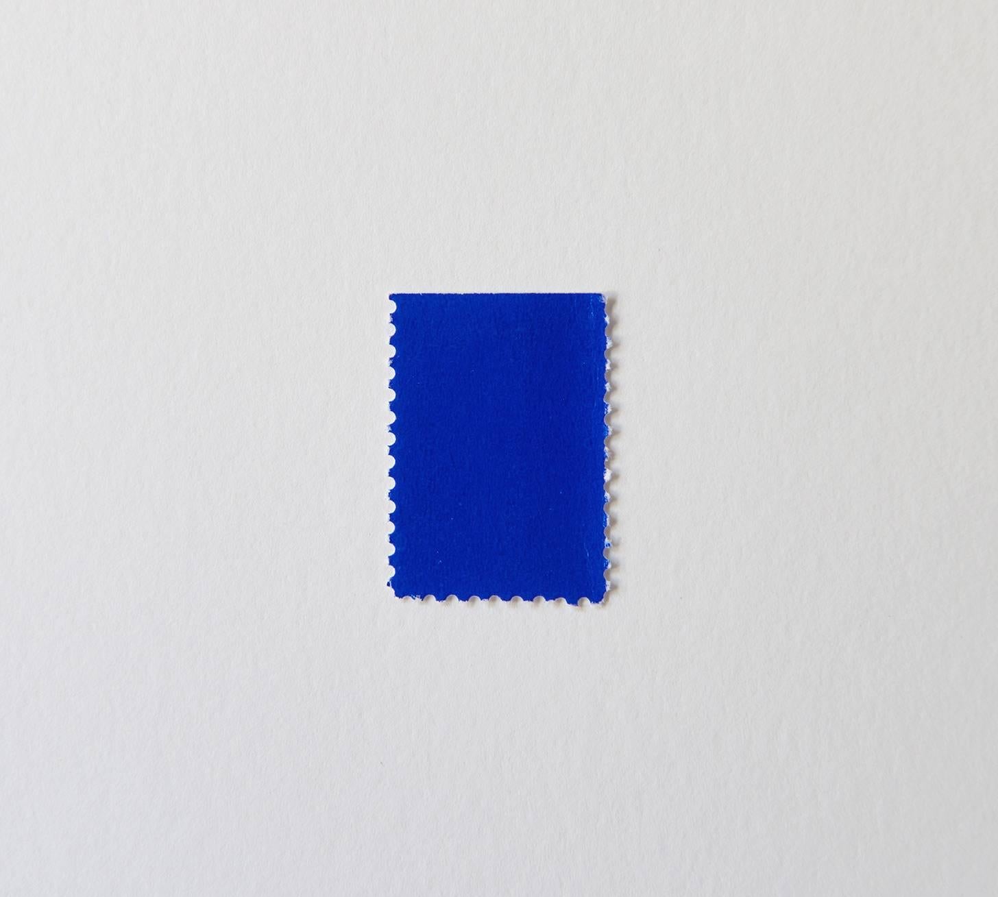 Diese Briefmarke ist praktisch ein Yves Klein-Gemälde in Miniaturformat. Sie stammt aus einer Serie, die Klein 1957 anfertigte, indem er Blöcke von Blanko-Briefmarken mit dem patentierten blauen Pigment bemalte, das zu seiner berühmten Signatur