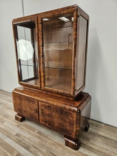 Französische Art-Déco-Vitrine aus Nussbaumholz mit geschliffenen Gläsern, 1940