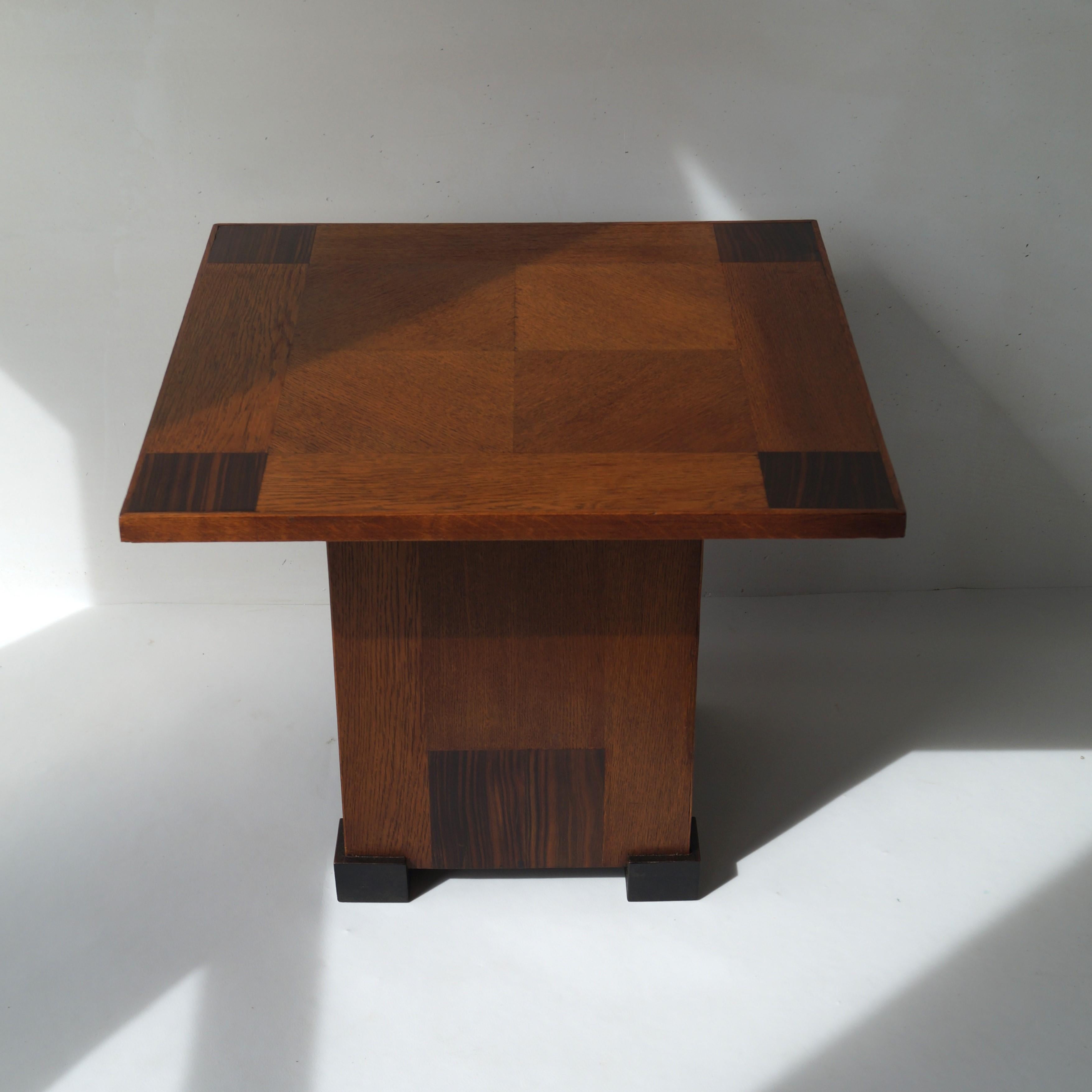 Rare table basse moderniste des années 1920 avec un extraordinaire motif de table en damier, qui se répète sur les 4 côtés de la base. Fabriqué en chêne et en coromandel (placage). Le style rappelle les designs de P.E.L. Izeren pour De Genneper