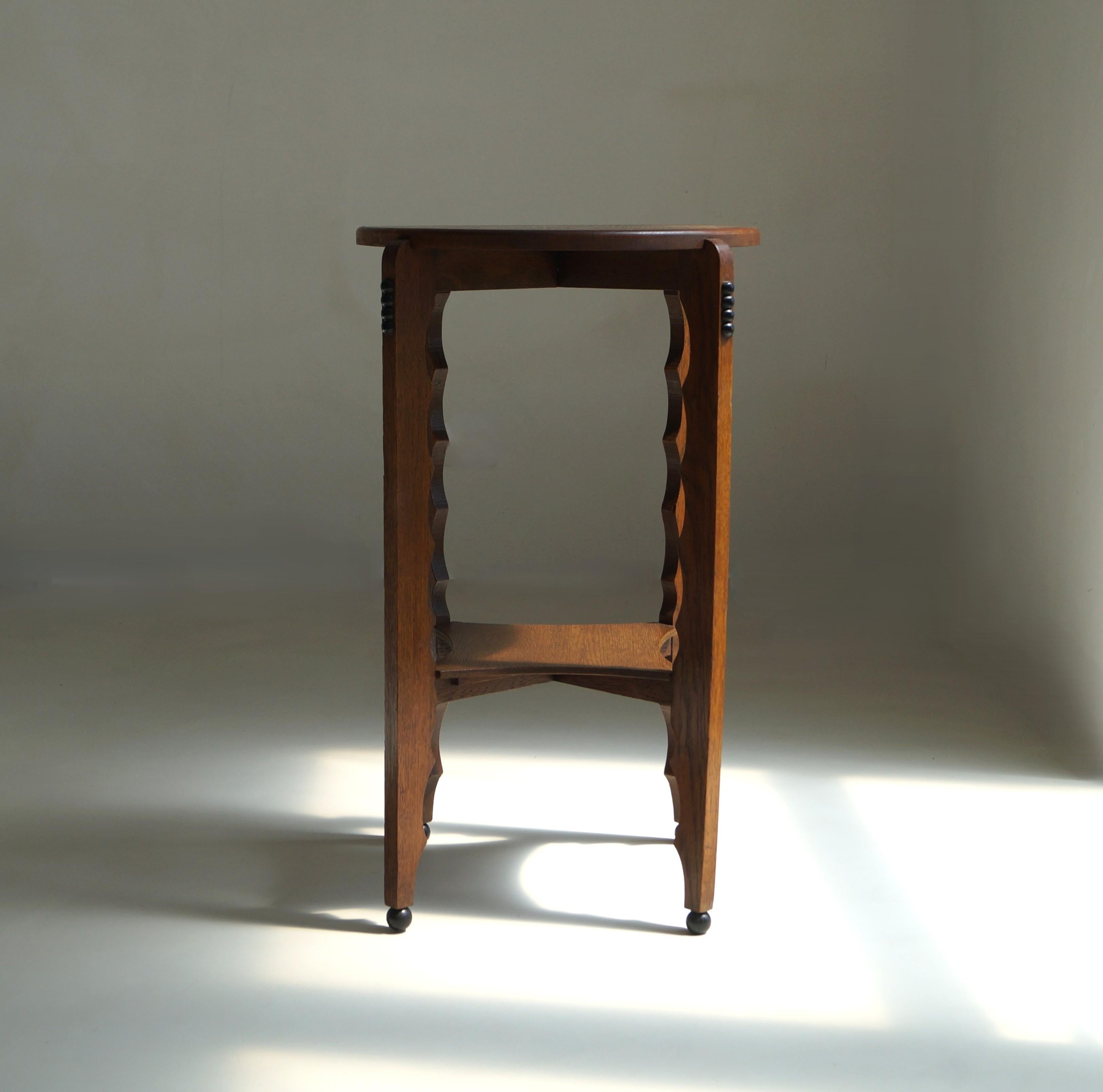 Chêne Guéridon hollandais Art déco École d'Amsterdam, années 1920 en vente