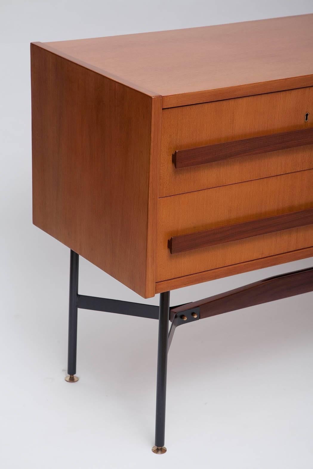 1960s Teak and Walnut Italian Modernist Sideboard In Good Condition In North Miami, FL