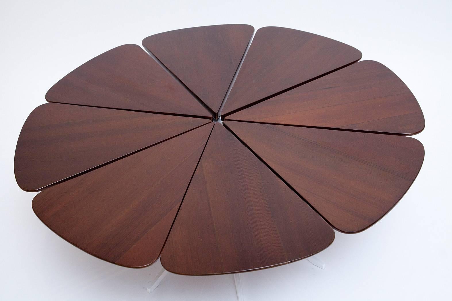 Fully restored petal coffee table by Richard Schultz for Knoll. Finished redwood with white enameled aluminium base. Retains original 1960s era Knoll paper label.