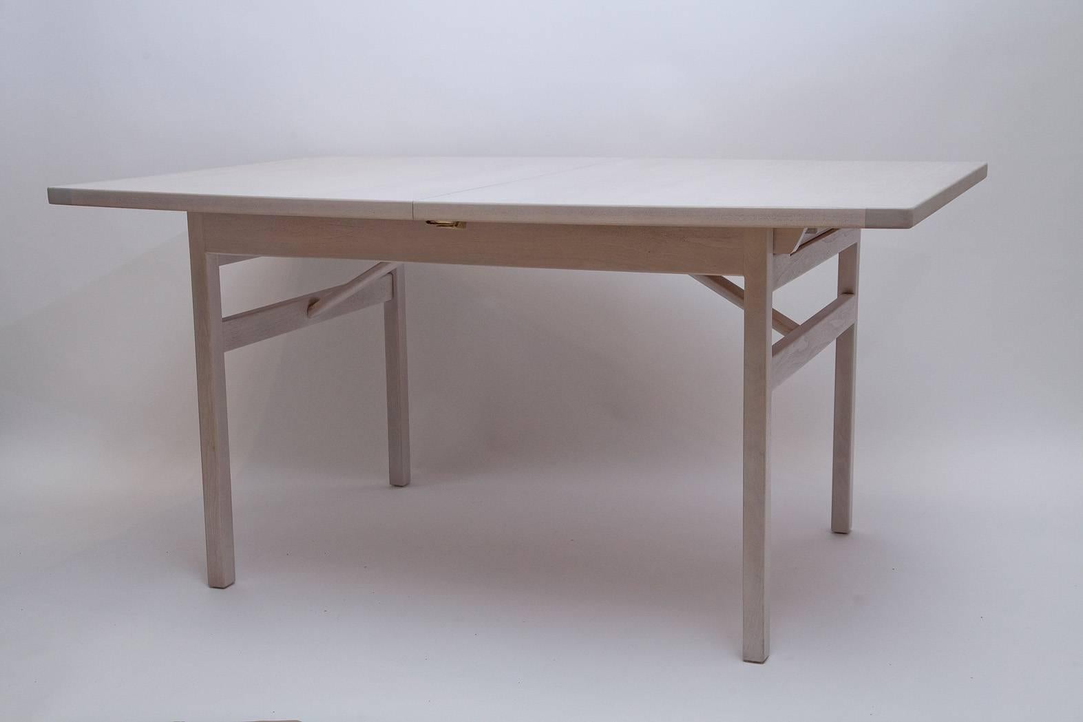 Table à manger classique aux lignes épurées de Jens Risom. Nous avons blanchi le noyer en gris pâle pour faire ressortir le magnifique motif du grain du bois. La table mesure 60