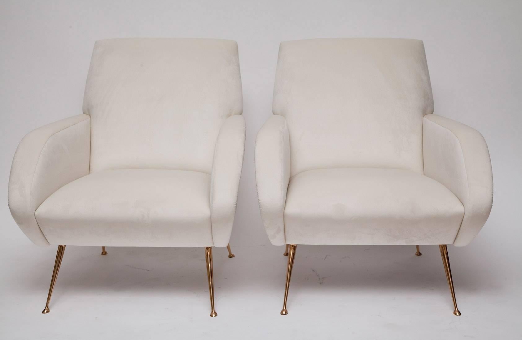 Inspirée par le design italien des années 1950 et exclusive à nous, la chaise Roma présente un style midcentury épuré et une taille adaptée à un appartement ou un boudoir. Banc fabriqué individuellement avec une construction en bois dur et des pieds